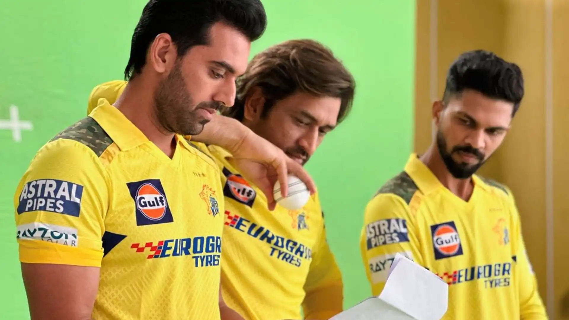Deepak Chahar with MS Dhoni and Gaikwad [Source: @mufaddal_vohra/X]