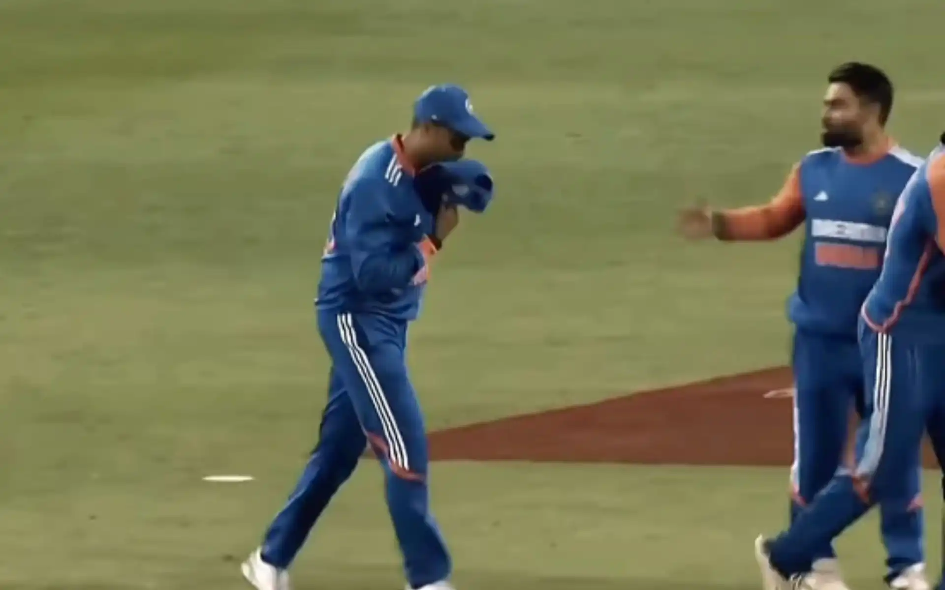 Suryakumar Yadav wins hearts by respectful gesture [Source: student_india1/Instagram]