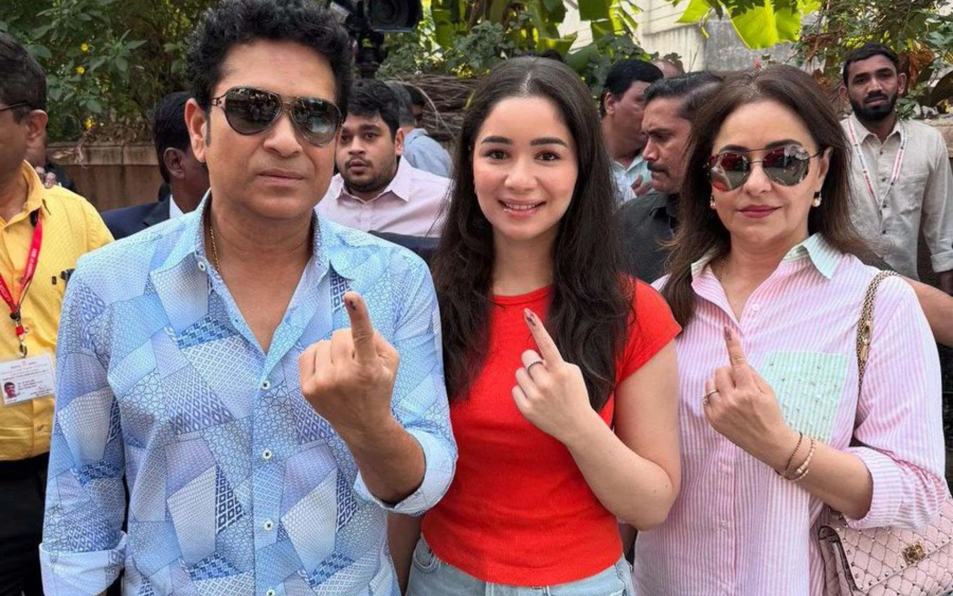 Sachin Tendulkar, daughter Sara & wife Anjali pose for cameras after voting [Source: @mufaddal_vohra/x.com]