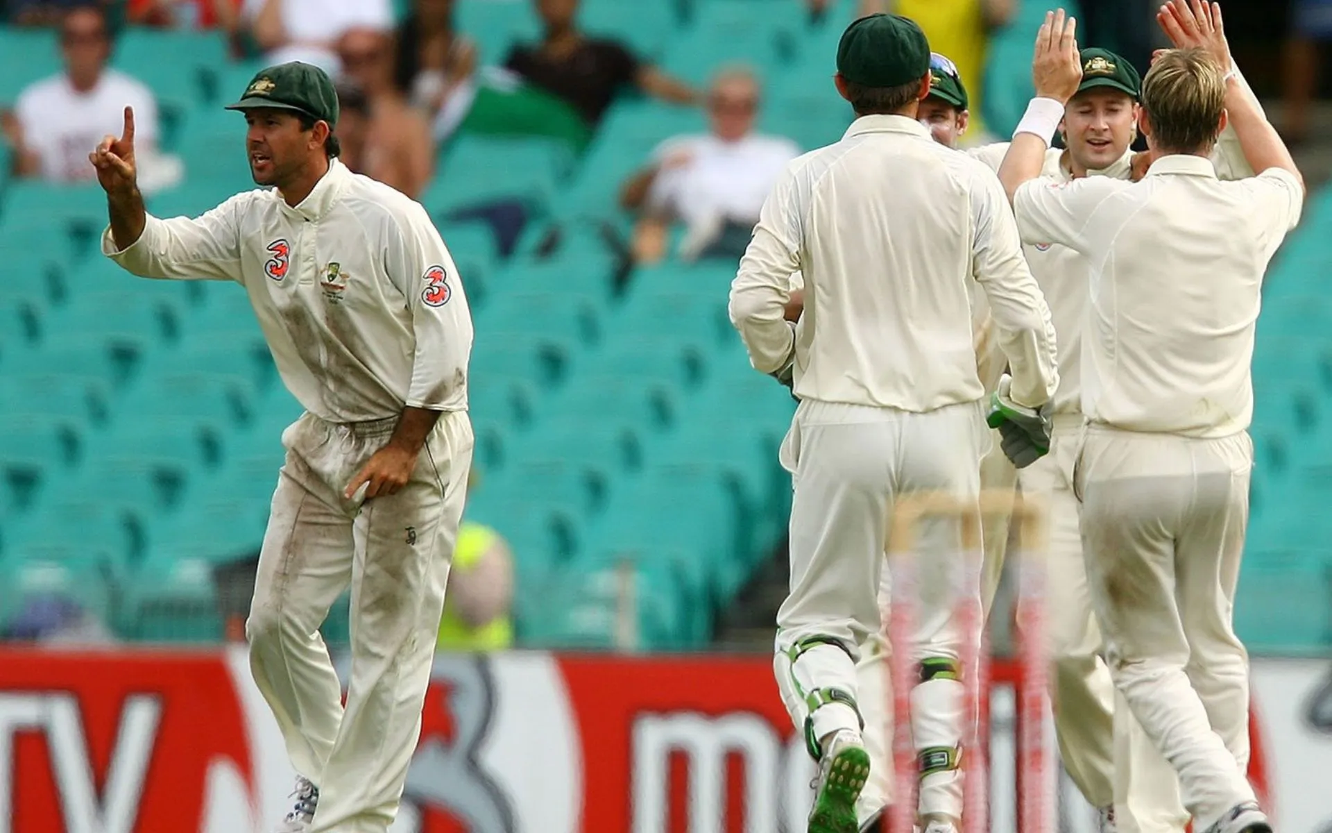 Ricky Ponting signals out in Sydney Test [Source: @CricketopiaCom/X]