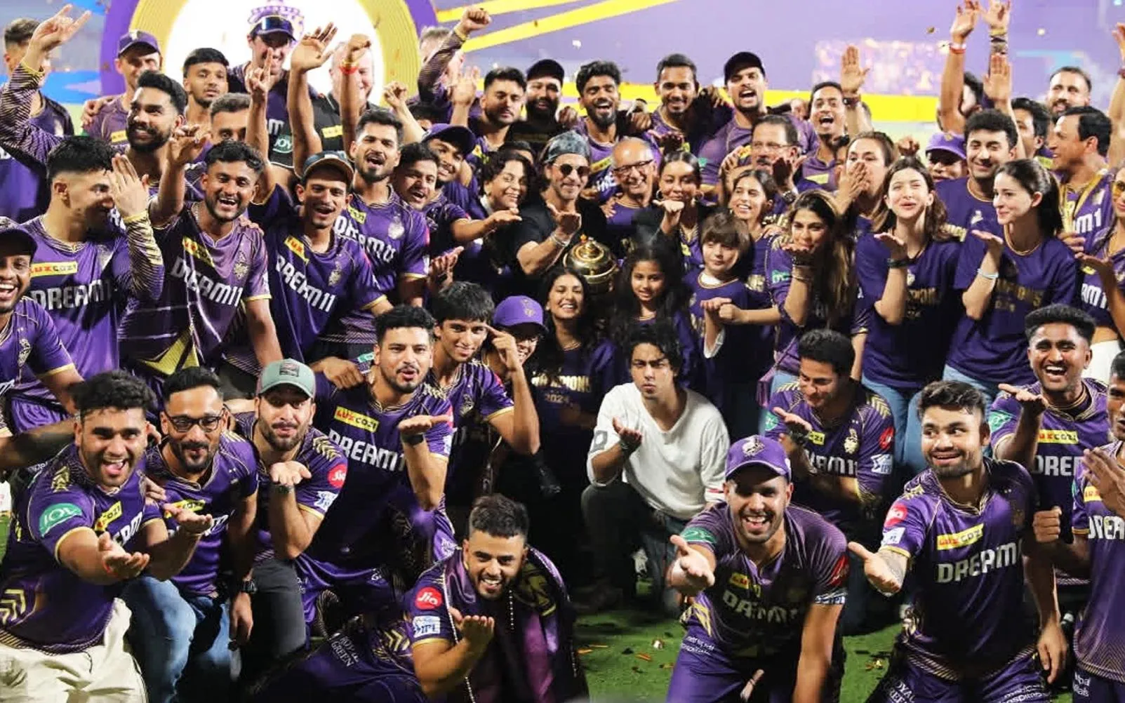 Shah Rukh Khan with the KKR Team [Source: @iamsrk/X.Com]

