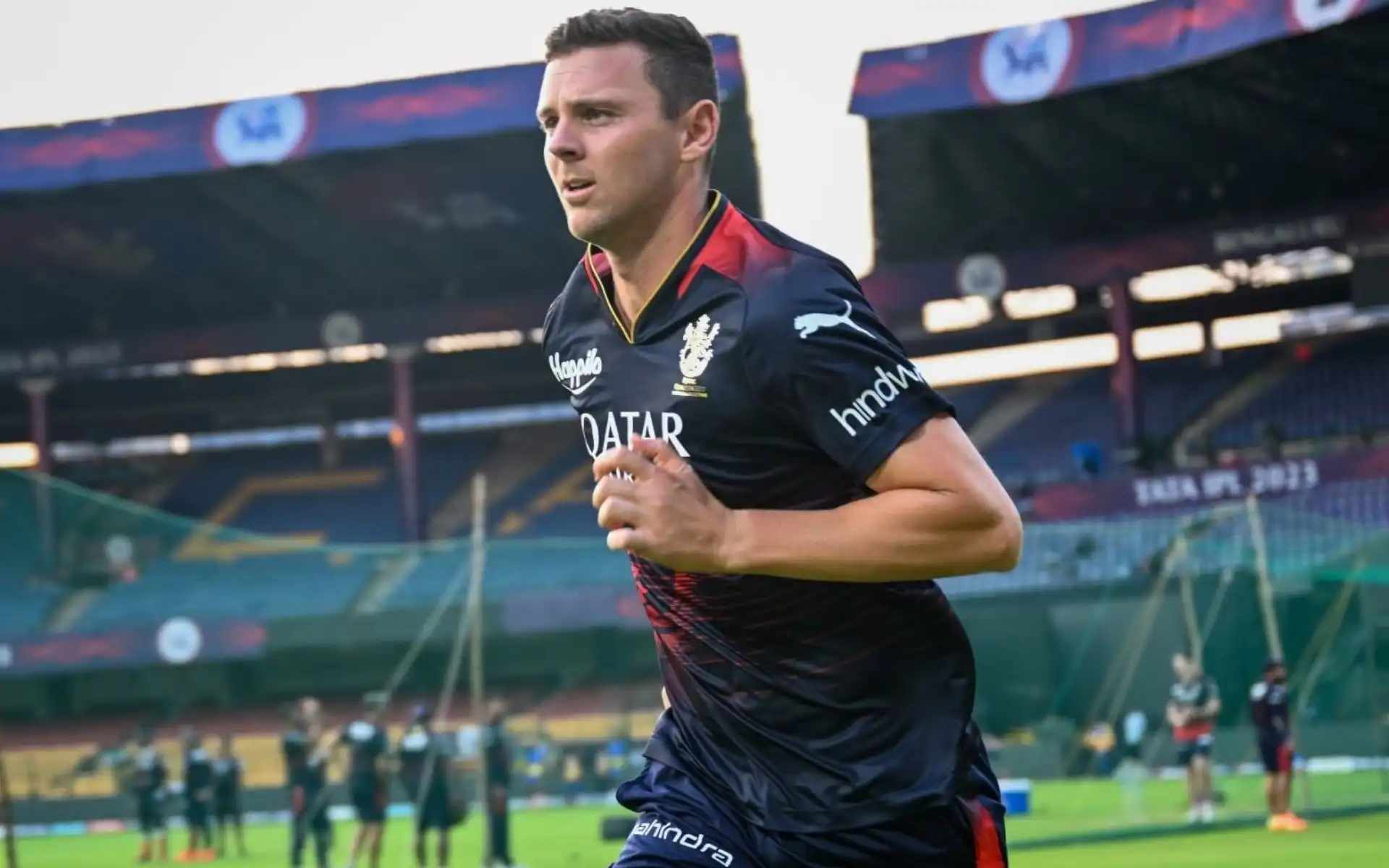 Josh Hazlewood playing for RCB [Source: @mufaddal_vohra/x.com]