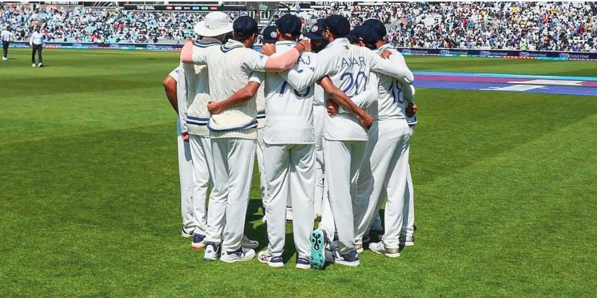 Team India in a huddle [Source: @mufaddal_vohra/X]