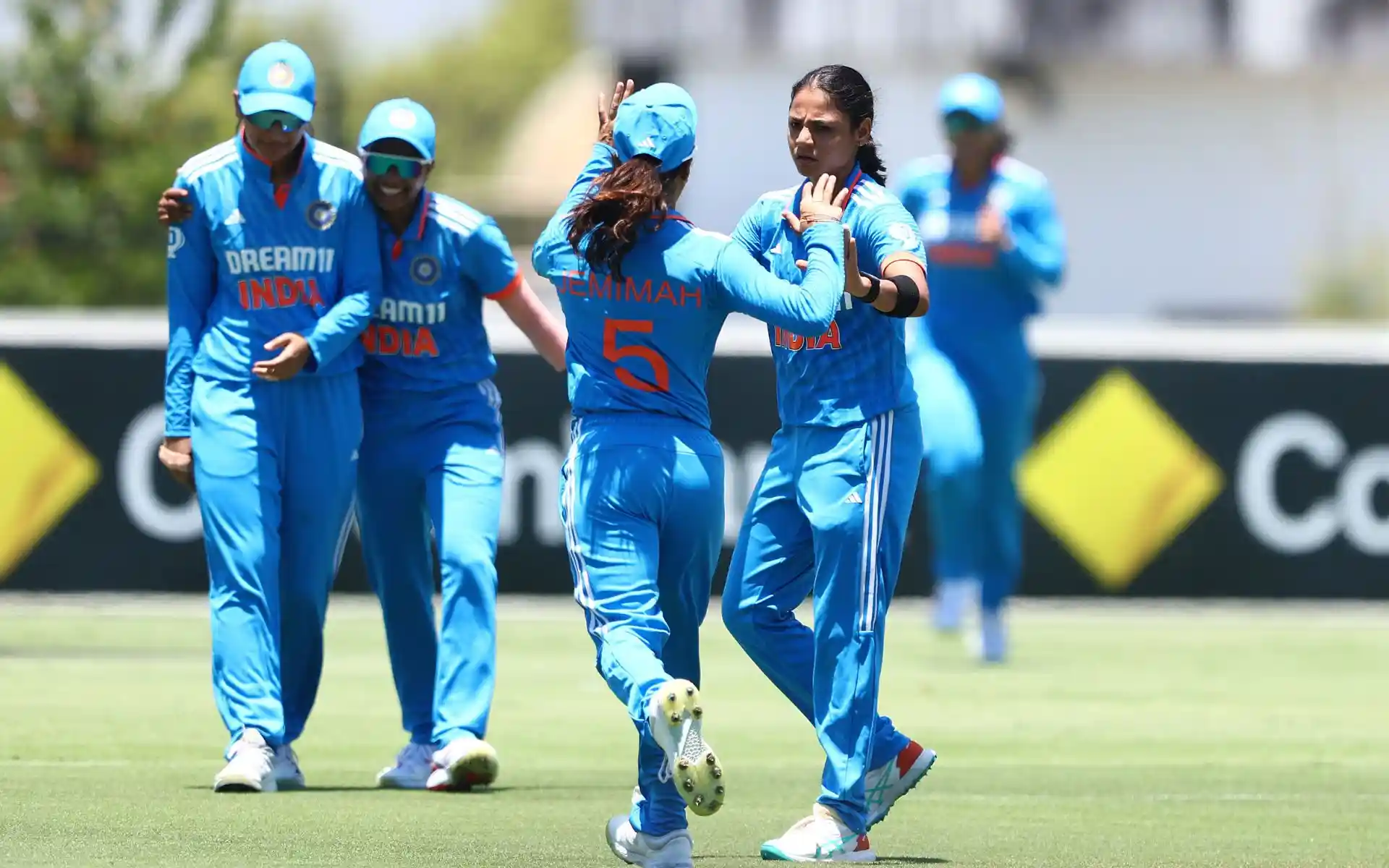 भारतीय महिला टीम ने ऑस्ट्रेलिया के खिलाफ 371 रन गंवाए [स्रोत: @BCCIWomen/X.Com]
