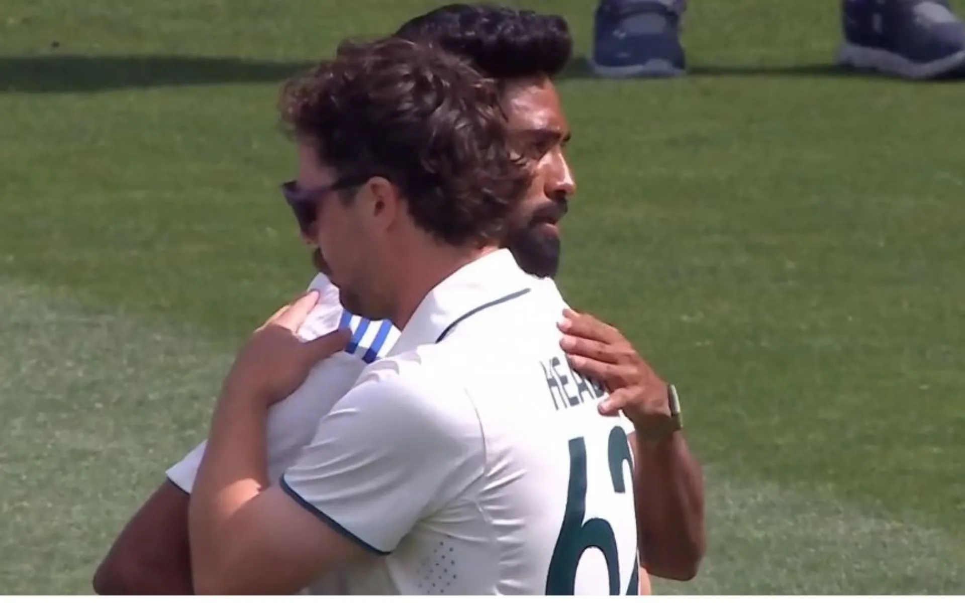 Travis Head and Siraj hug each other after Adelaide Test (Source:@mufaddal_vohra/X.com)