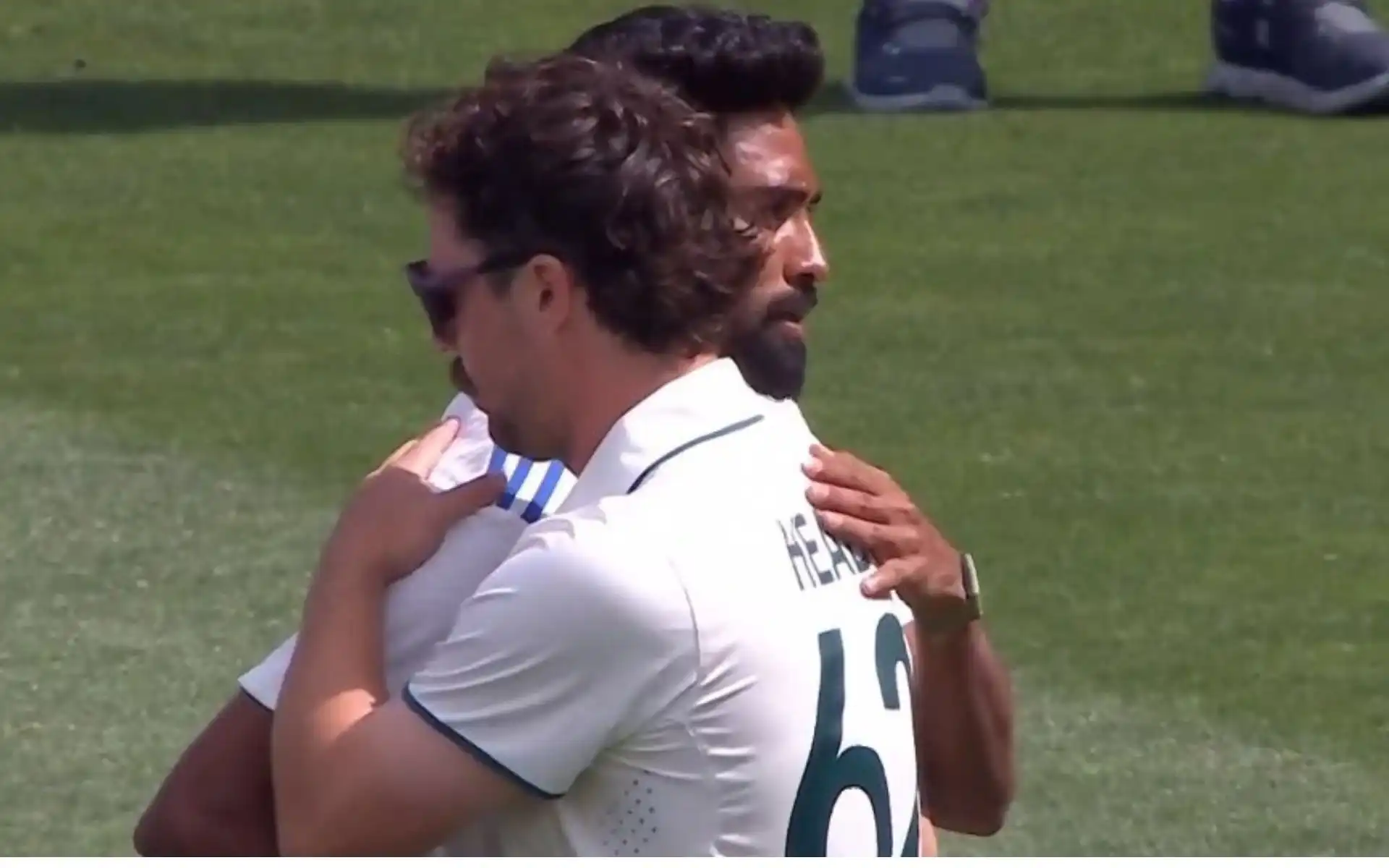 Travis Head and Siraj hug each other after Adelaide Test (Source:@mufaddal_vohra/X.com)