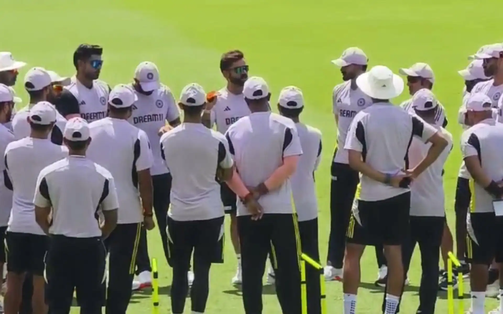 Virat Kohli giving pep talk (Source:@CricCrazyJohns/X.com)
