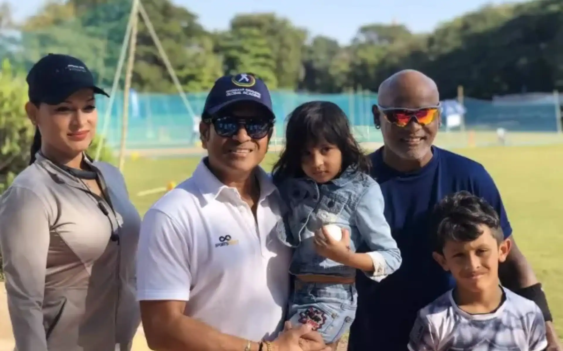 Vinod Kambli and family with Sachin Tendulkar (Source:@goodbroto,x.com)