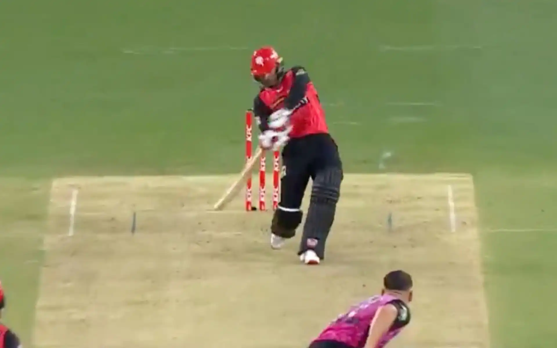  Hassan Khan in action in BBL (Source: @BBLX.com)