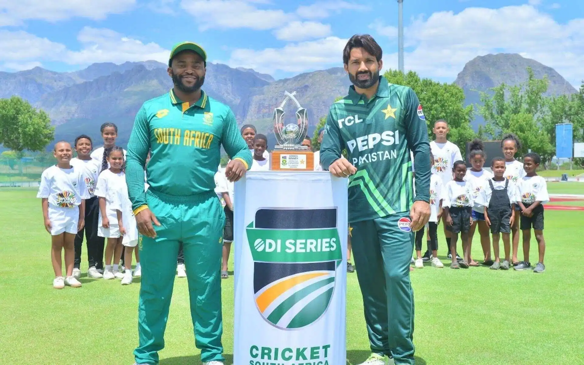 Temba Bavuma and Mohammad Rizwan with the Trophy (Source: @TheRealPCB/x.com)