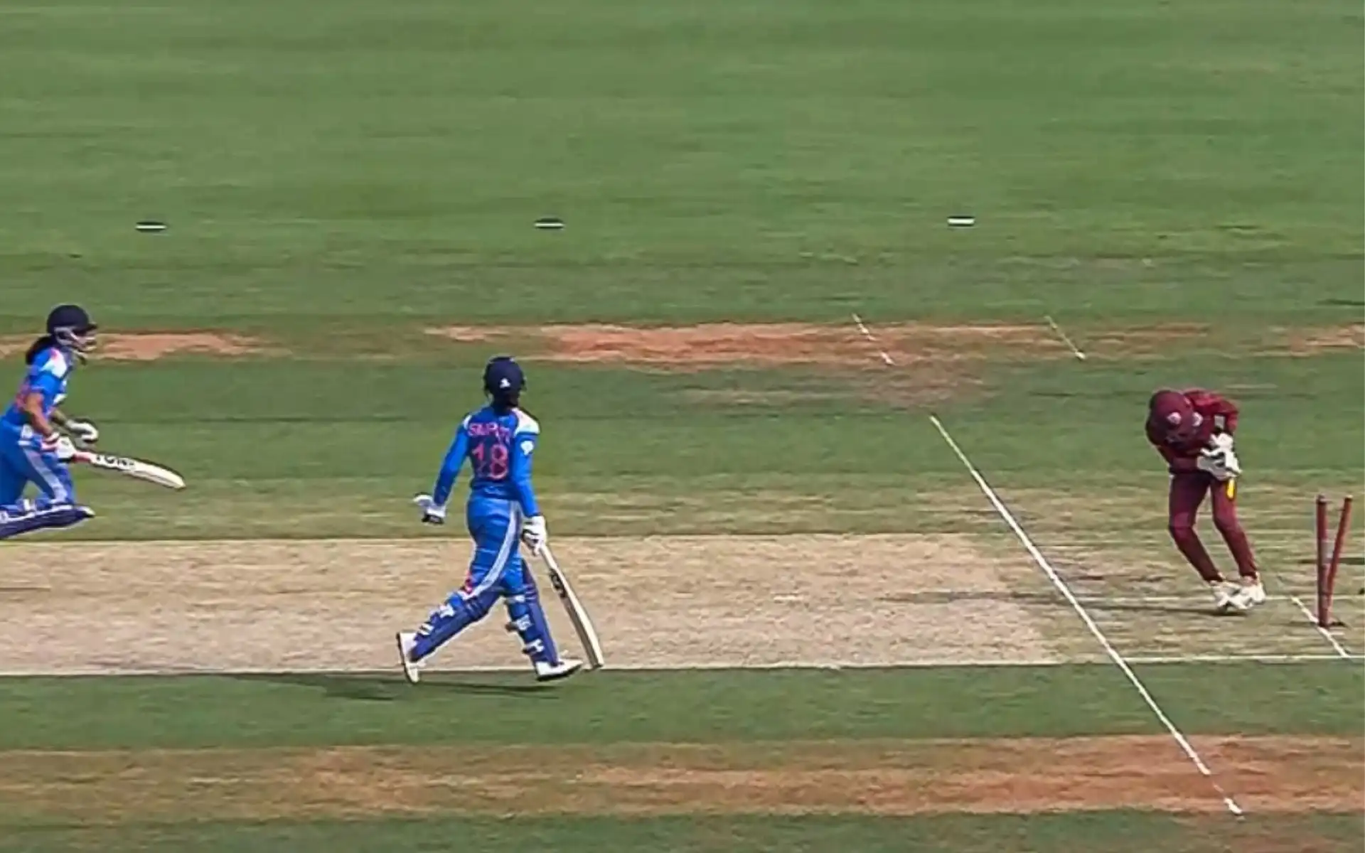 Smriti Mandhana Run Out Due to Big Mix-Up [Source: @imAashutoshh/X.com]