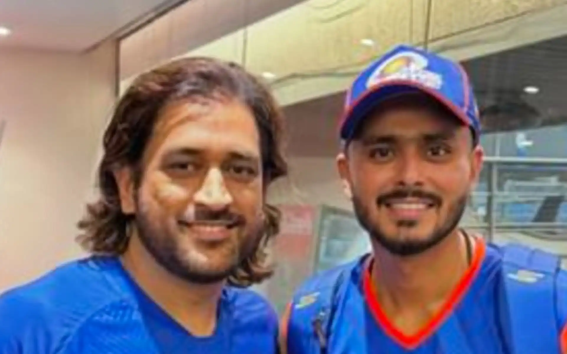 MS Dhoni and Harvik Desai [Source: @gbb_cricket/x.com]