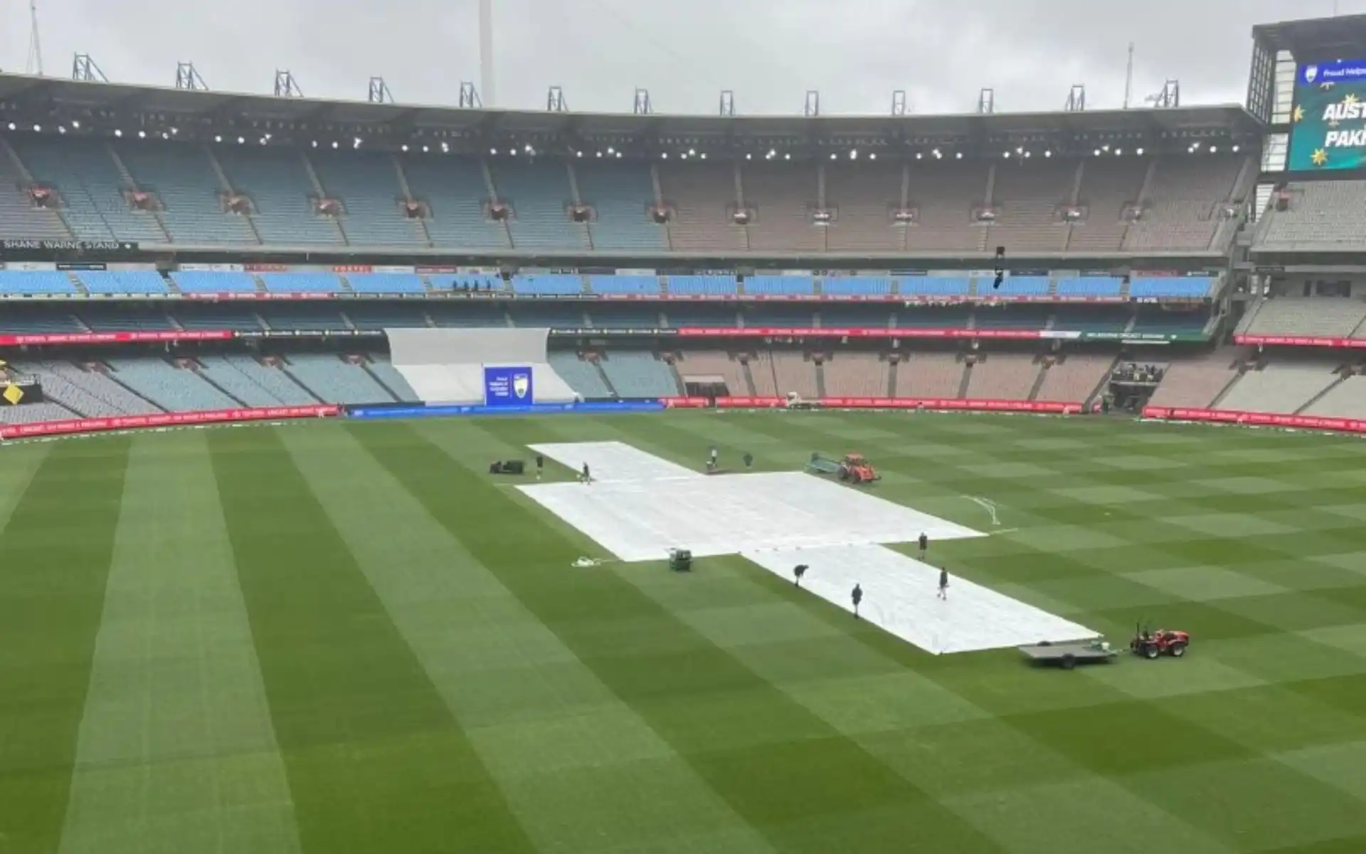 It's raining at MCG now [Source: @mufaddal_vohra/X]