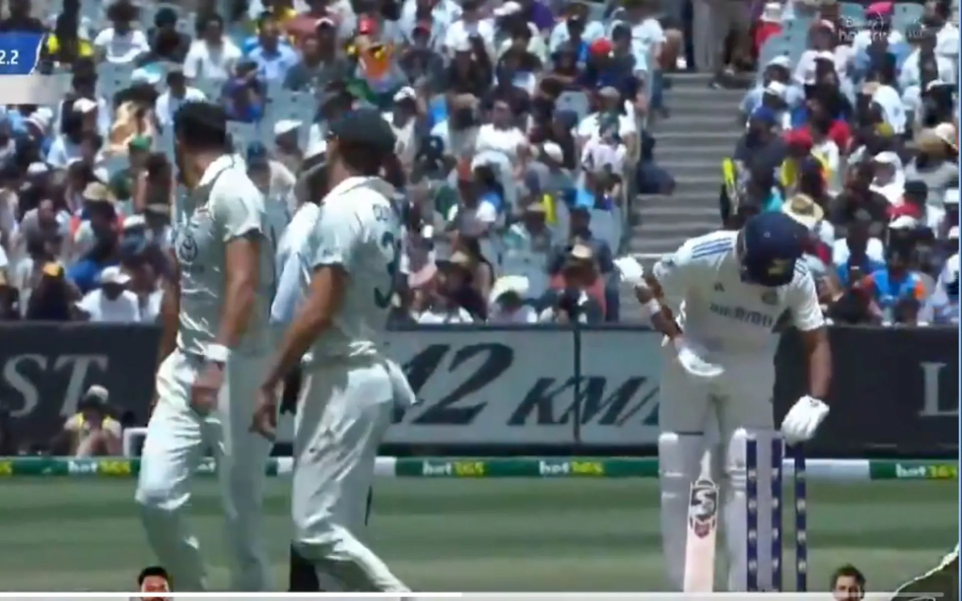 Mitchell Starc, Yashasvi Jaiswal clash over switching of bails [Source: @21OneTwo34/X.com]