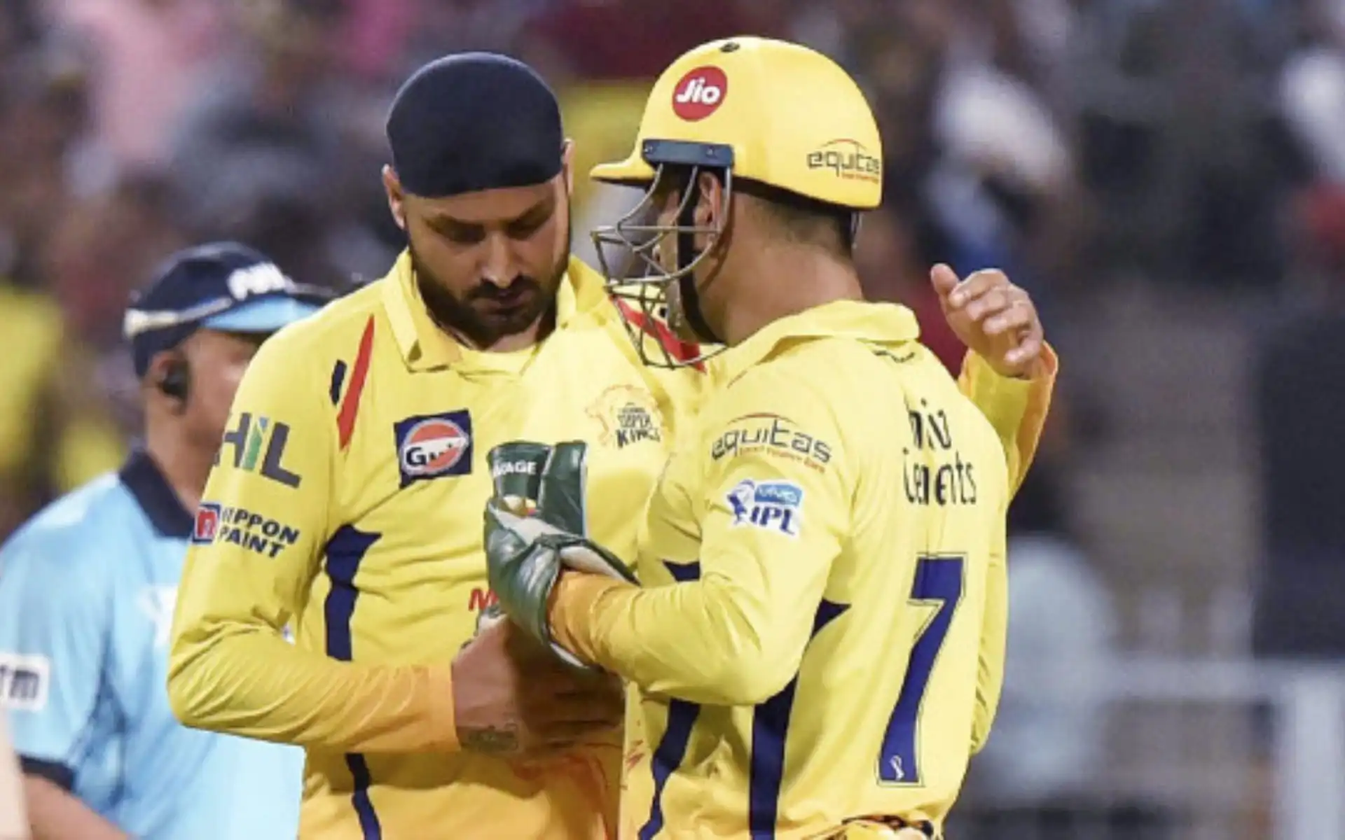 MS Dhoni with Harbhajan Singh (Source:@ItzThanesh/X.com)
