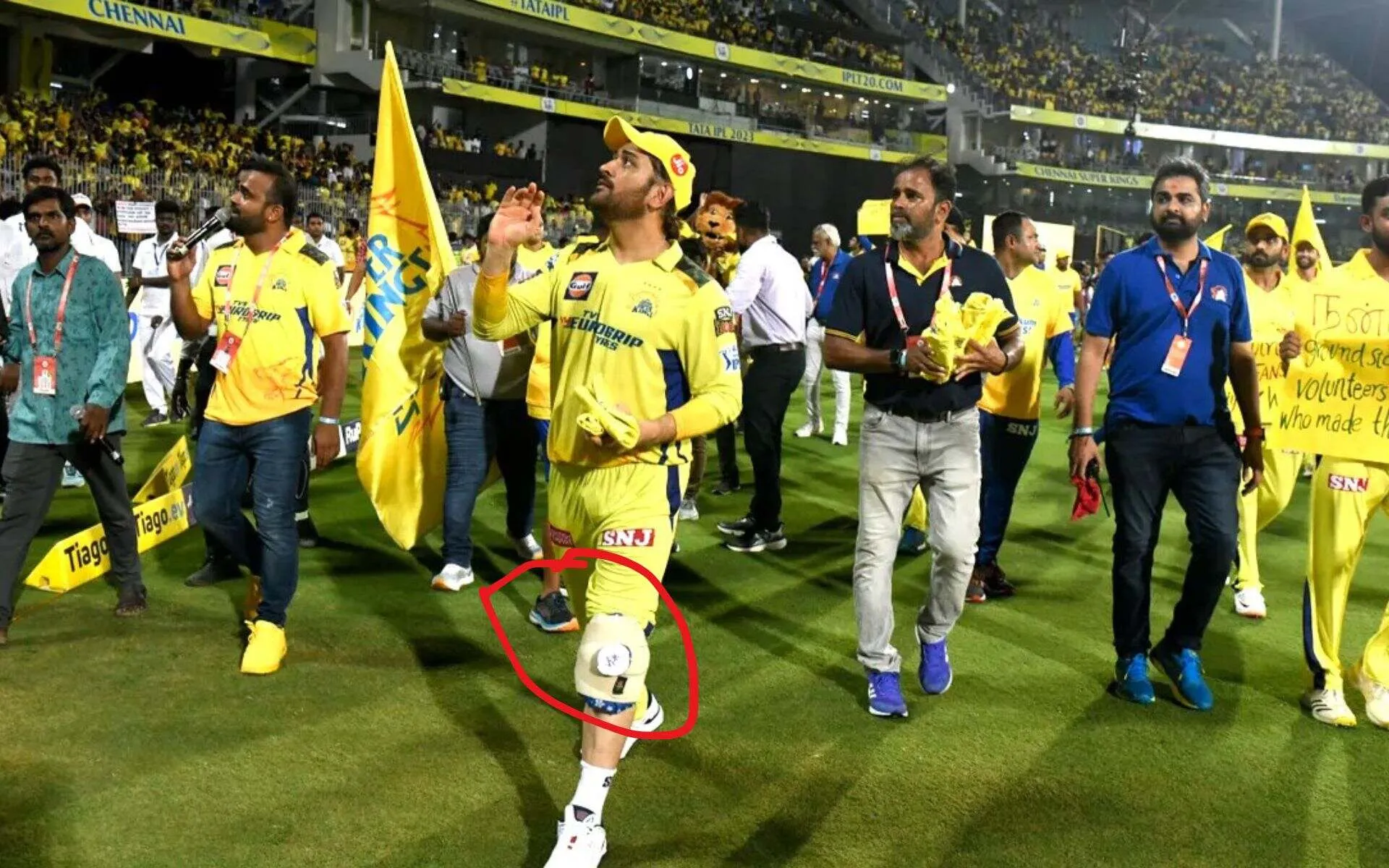 MS Dhoni with knee injury in IPL 2025 [Source: @cric_flip/x.com]