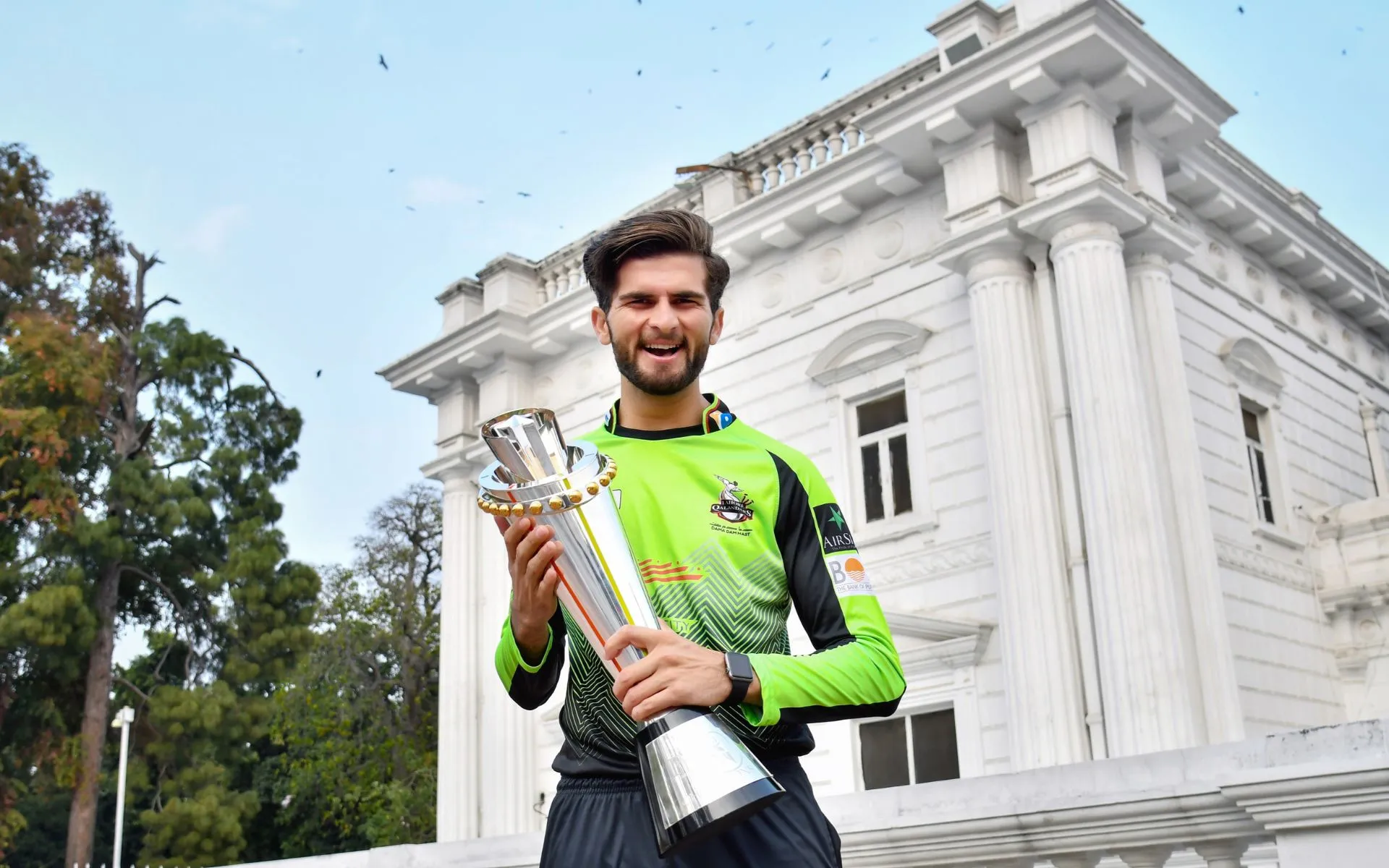 Shaheen Afridi with a PSL Trophy [Source: @thePSLt20/x]