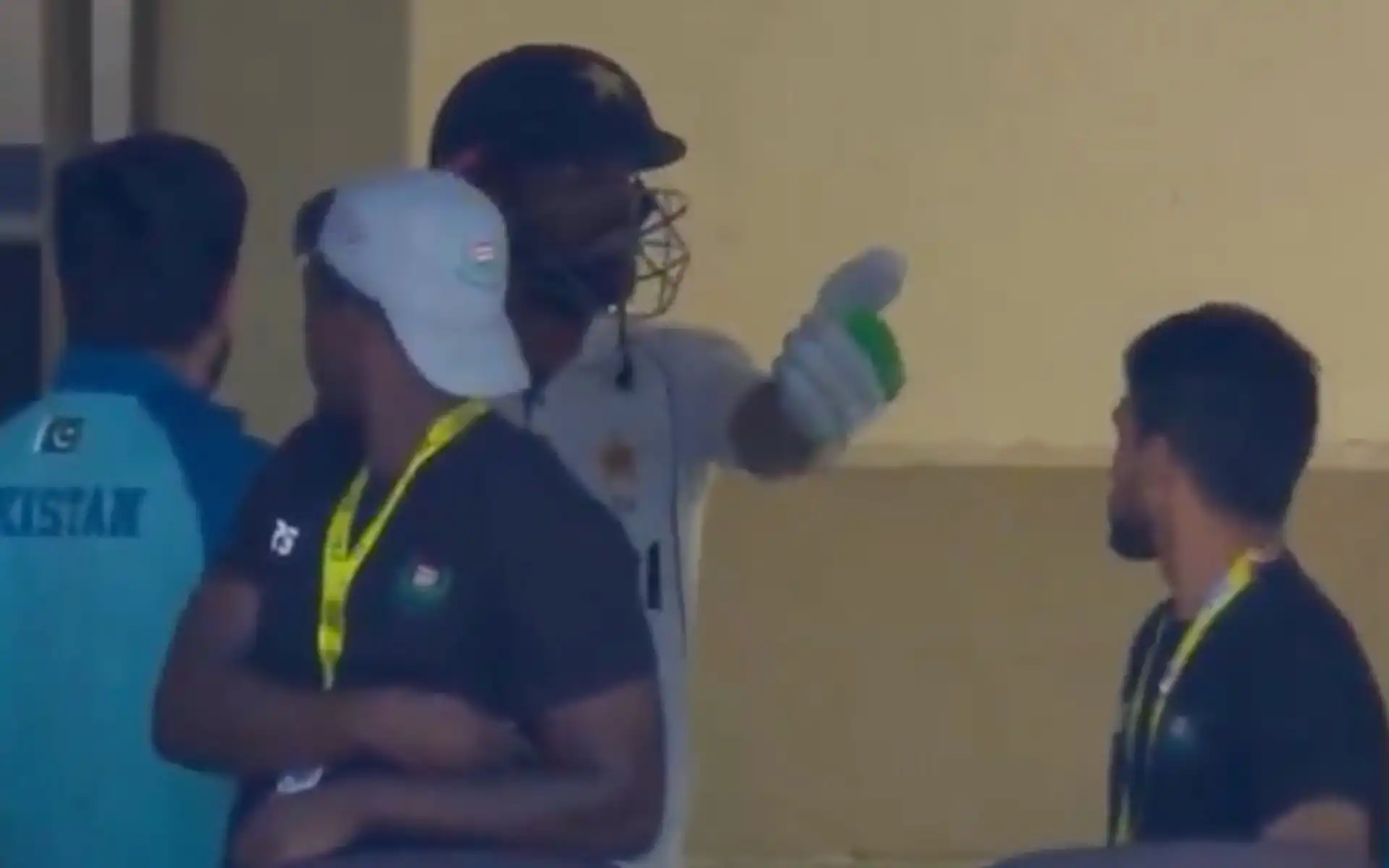 Shan Masood argues in dressing room (Source:@21OneTwo34/X.com)