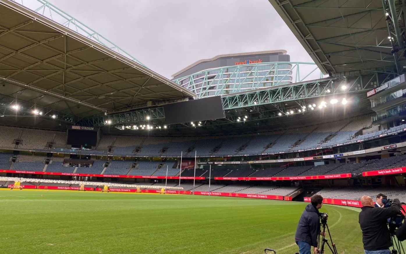 Rain in Docklands Stadium [Source: @ollycaffrey/X.Com]
