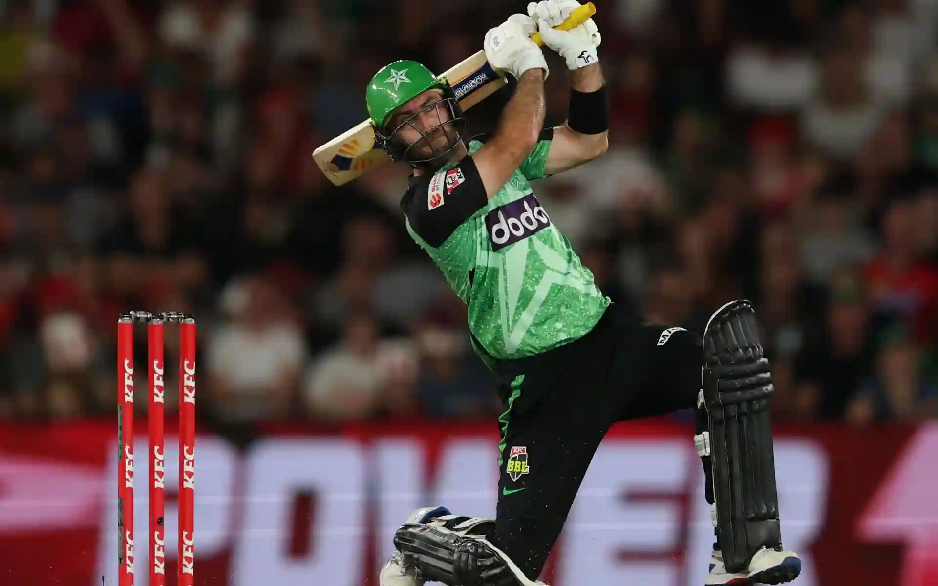 Glenn Maxwell muscling one out of the ground [Source: @BBL/x]