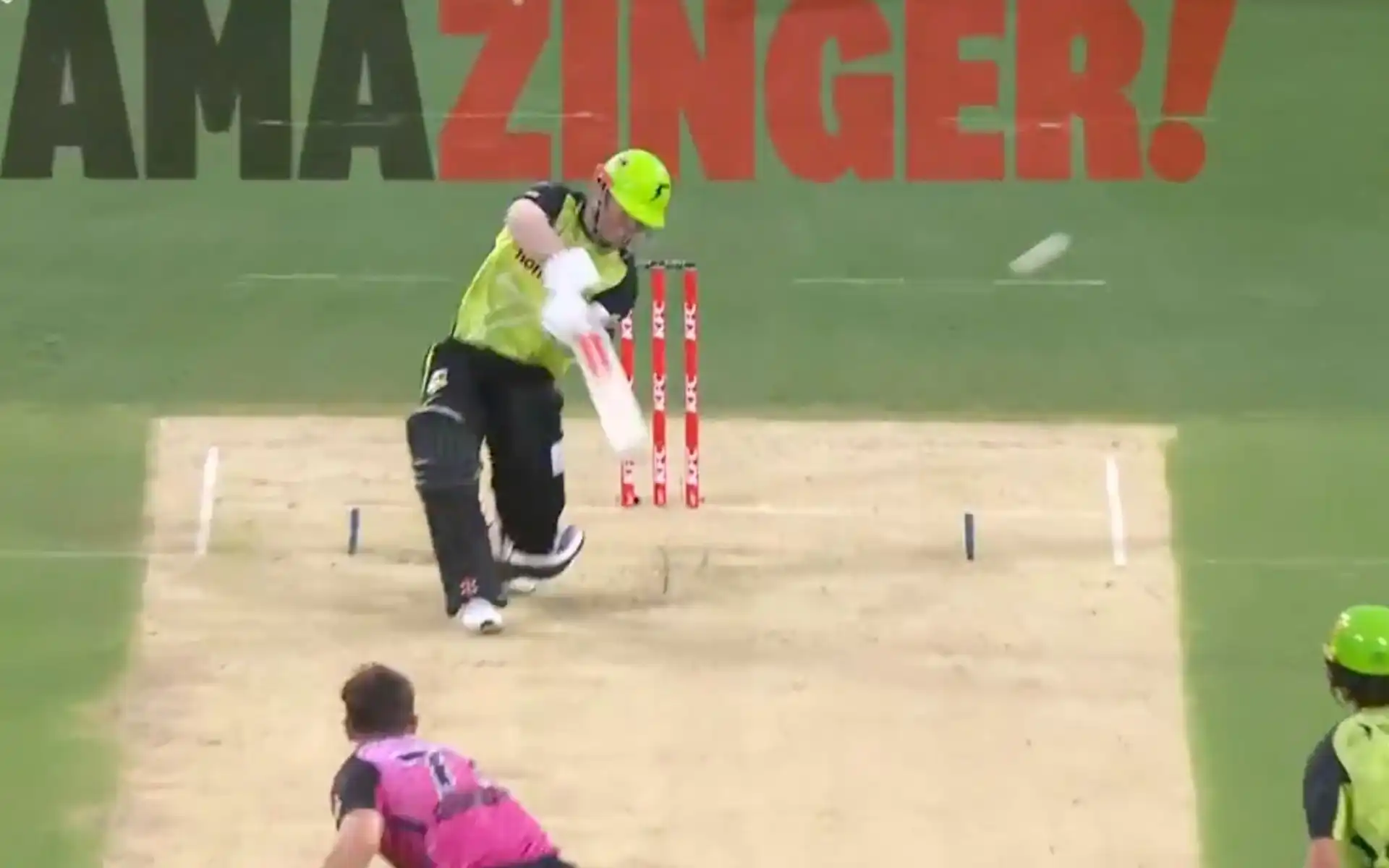 David Warner goes for a massive six off Sean Abbott [Source: BBL/x.com]