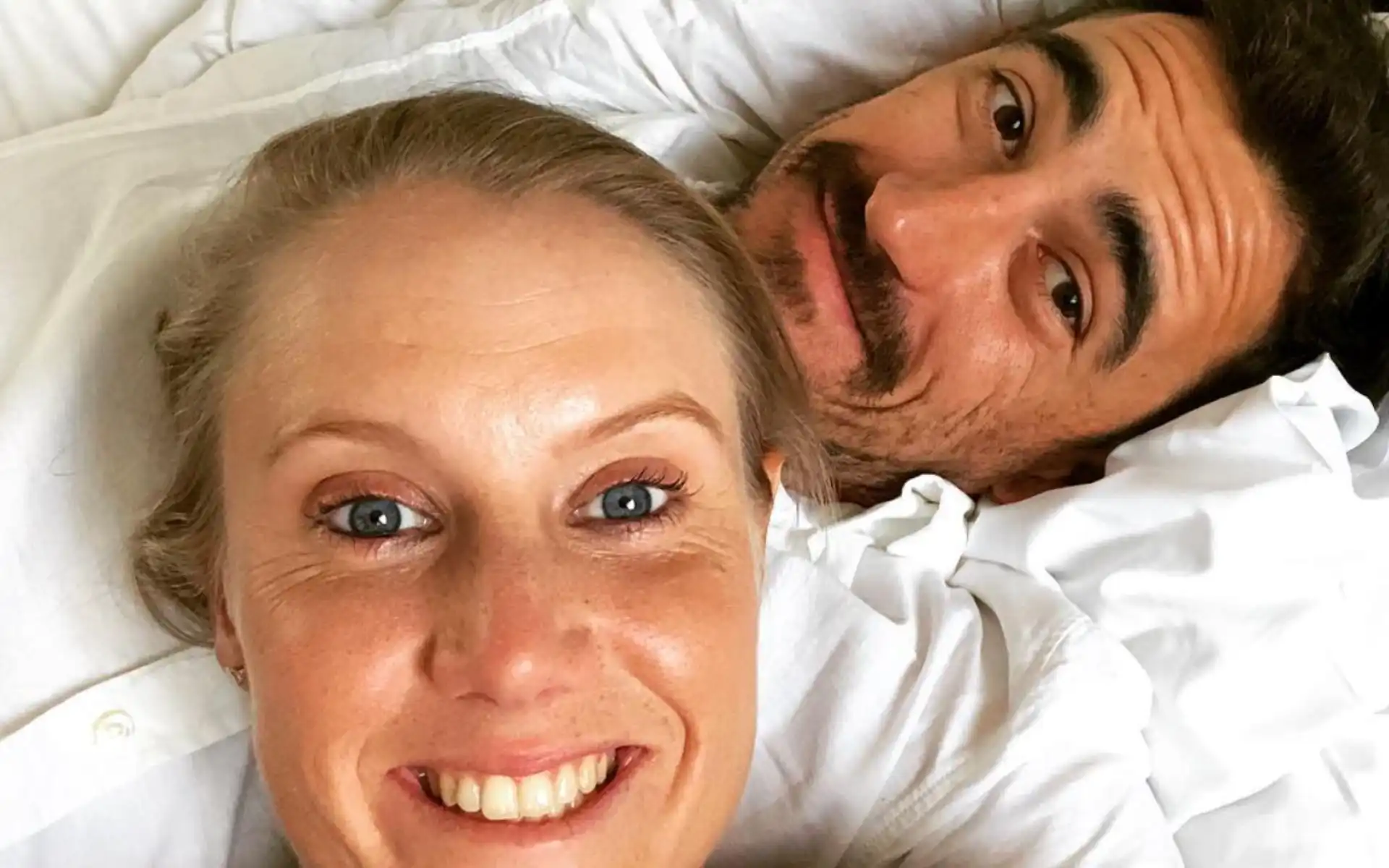 Life of Mitchell Starc and his wife [Source: @a_healy/Instagram]