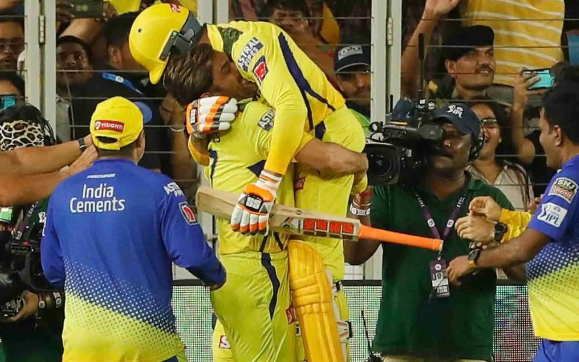 MS Dhoni with Ravindra Jadeja (Source:@WisdenIndia/X.com)