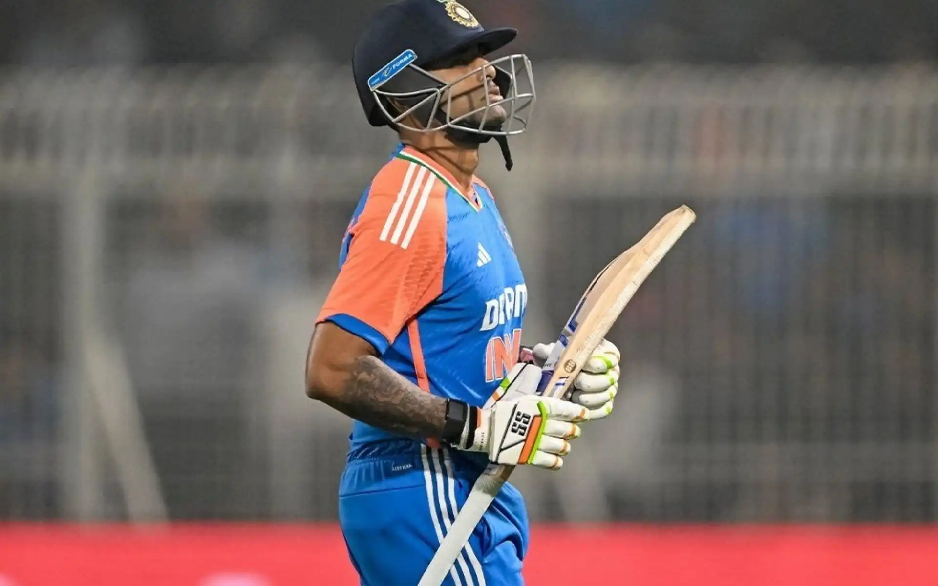 Suryakumar Yadav walks back to the pavilion. [Source: @Saabir_Saabu01/X]