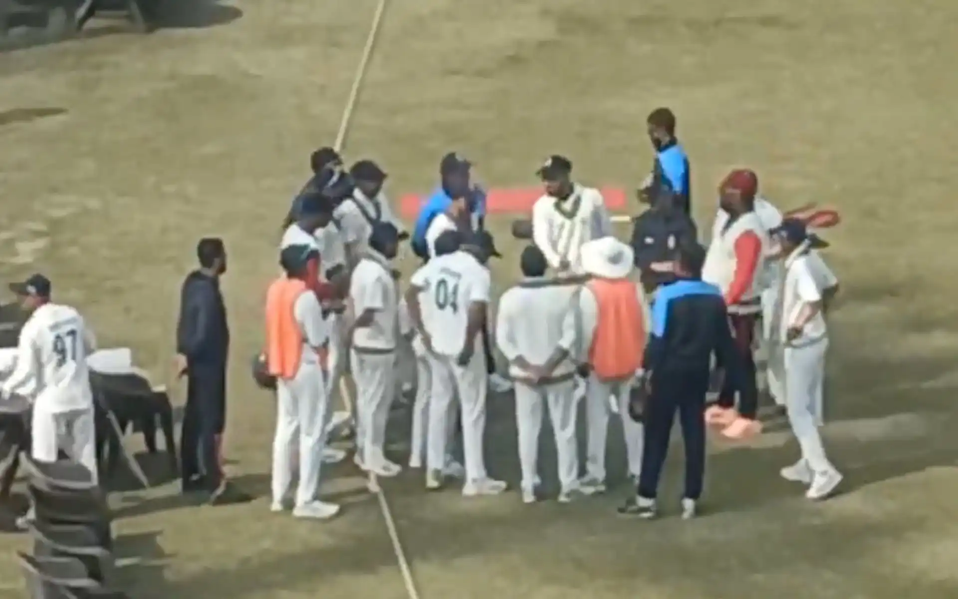 Virat Kohli with his Delhi teammates (Source:@kashyapvipul/X.com)