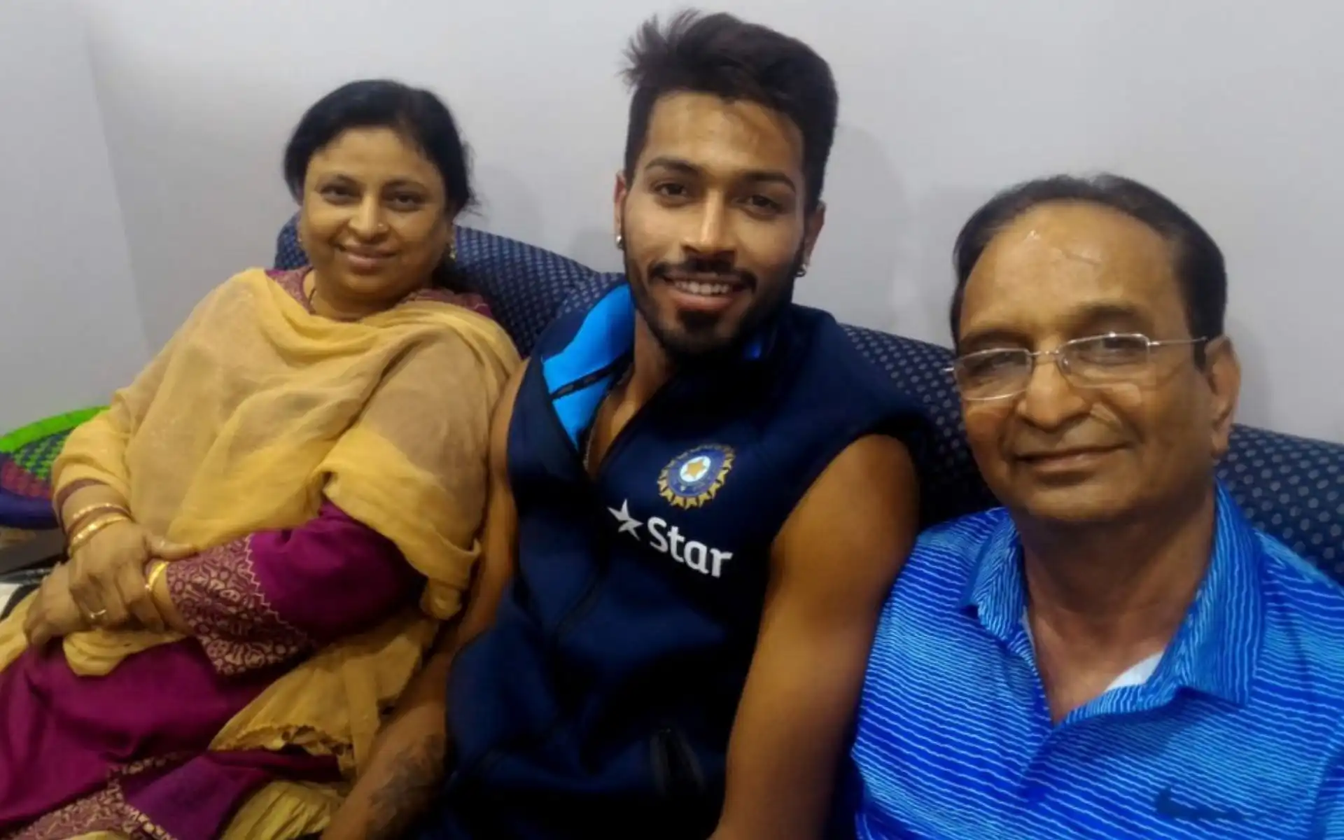 Hardik’s parents [Source: @scorewiki/X.com]