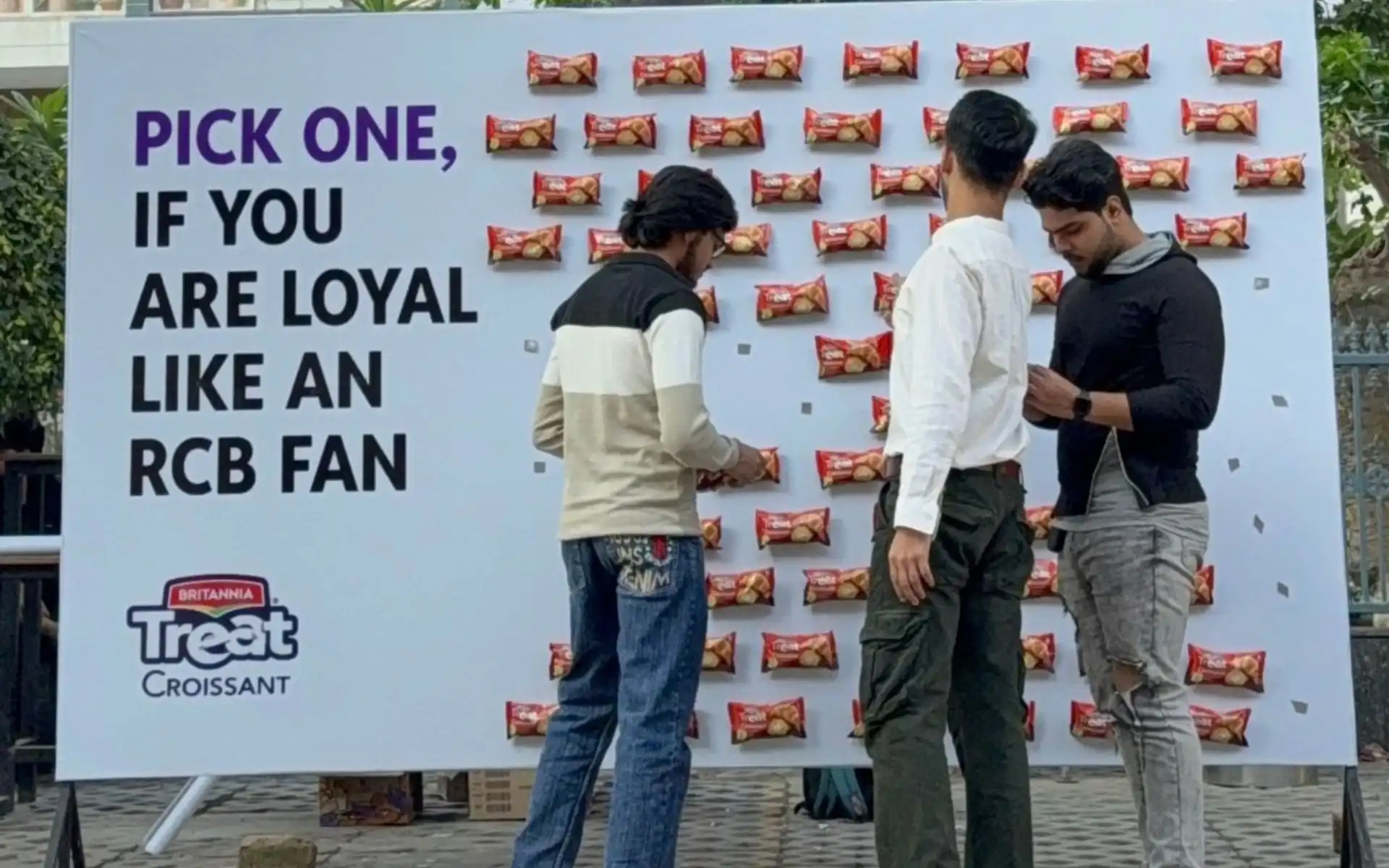 RCB fans treated with free goodies [Source: @mufaddal_vohra/X.com]
