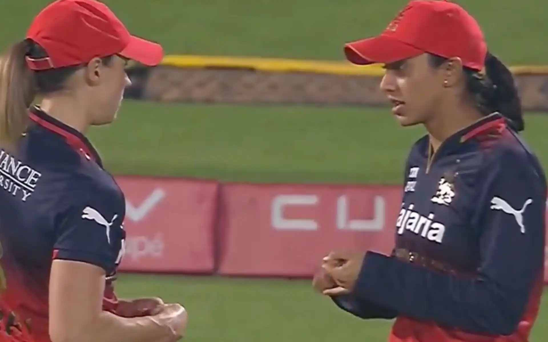 Smriti Mandhana and Ellyse Perry in discussion (Source:@kuchbhi@12341416/X.com)