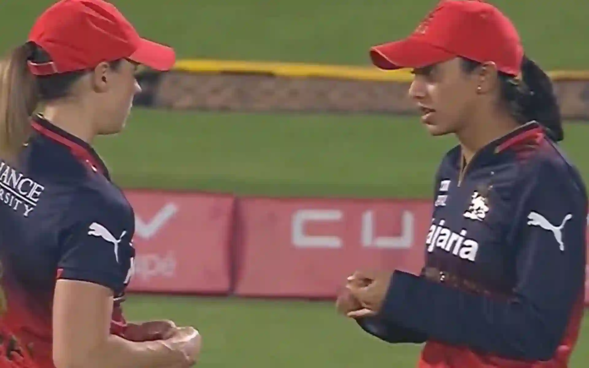 Smriti Mandhana and Ellyse Perry in discussion (Source:@kuchbhi@12341416/X.com)
