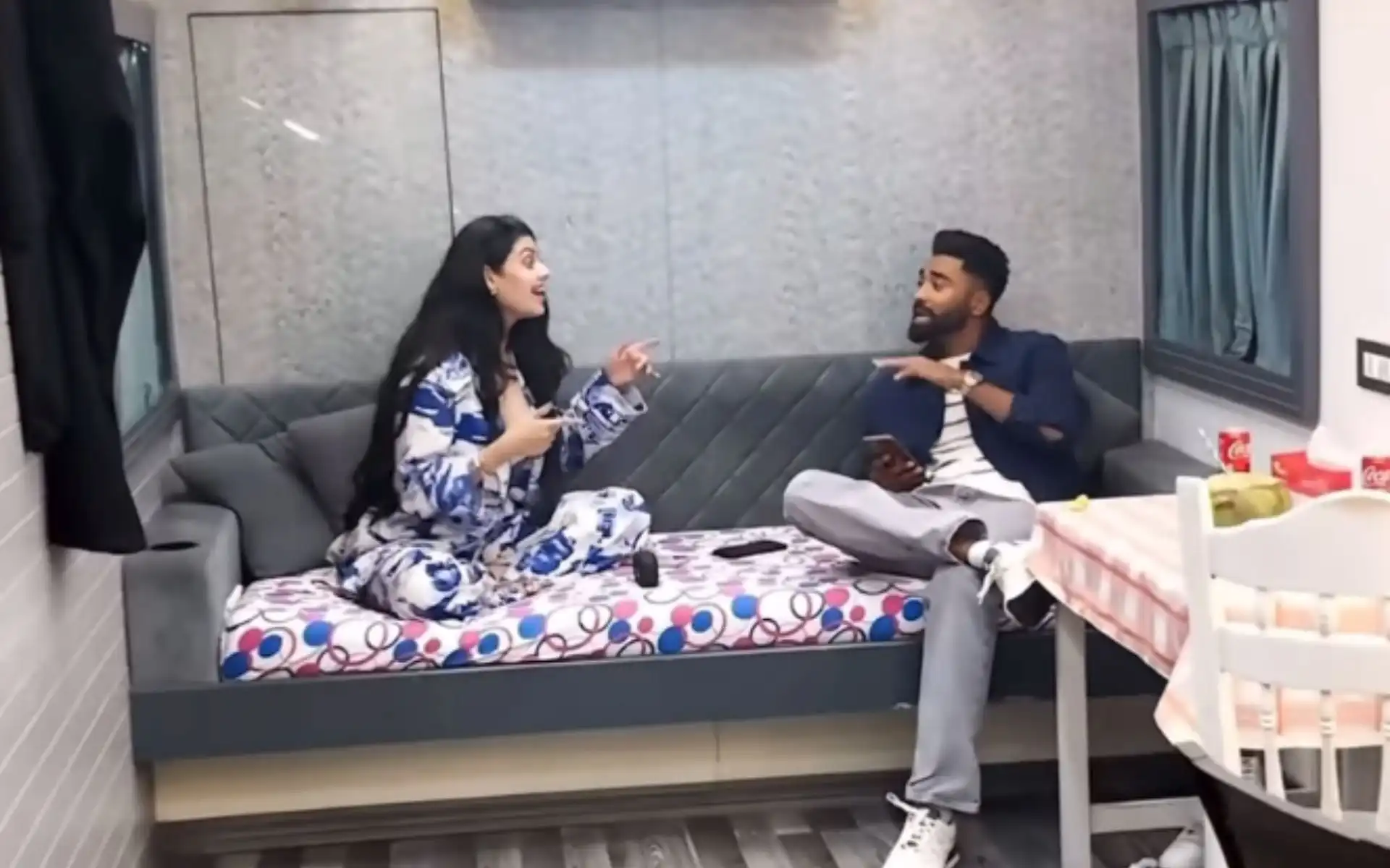 Mohammad Siraj bonds with singer Zanai Bhosle [Source: @zanaibhosle/Instagram]
