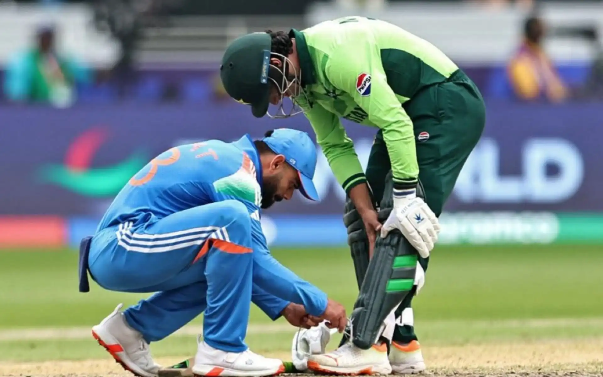 Virat Kohli tying shoe laces of Naseem Shah (Source:@OneCricketApp/X.com)