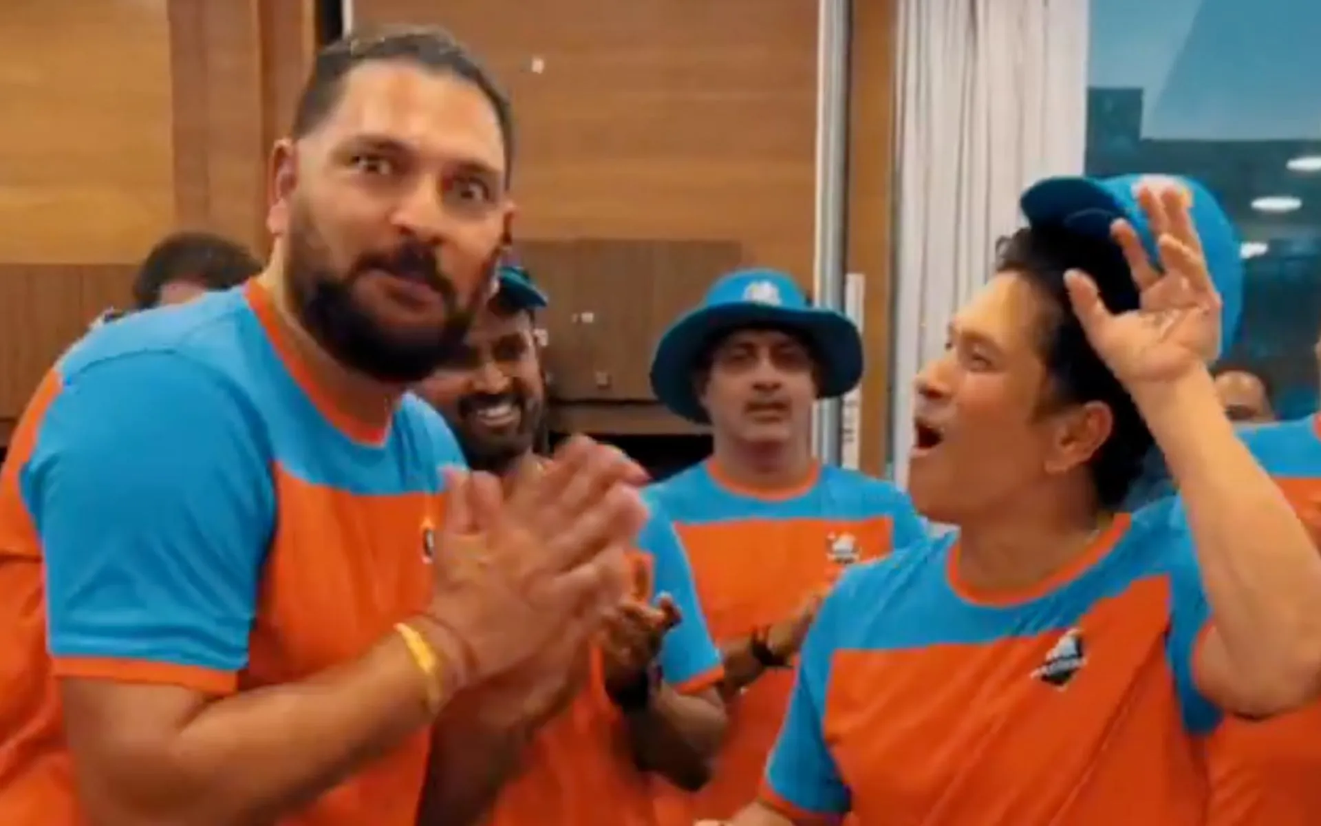 Yuvraj Singh and Sachin Tendulkar - (Source:@ScreenGrab)