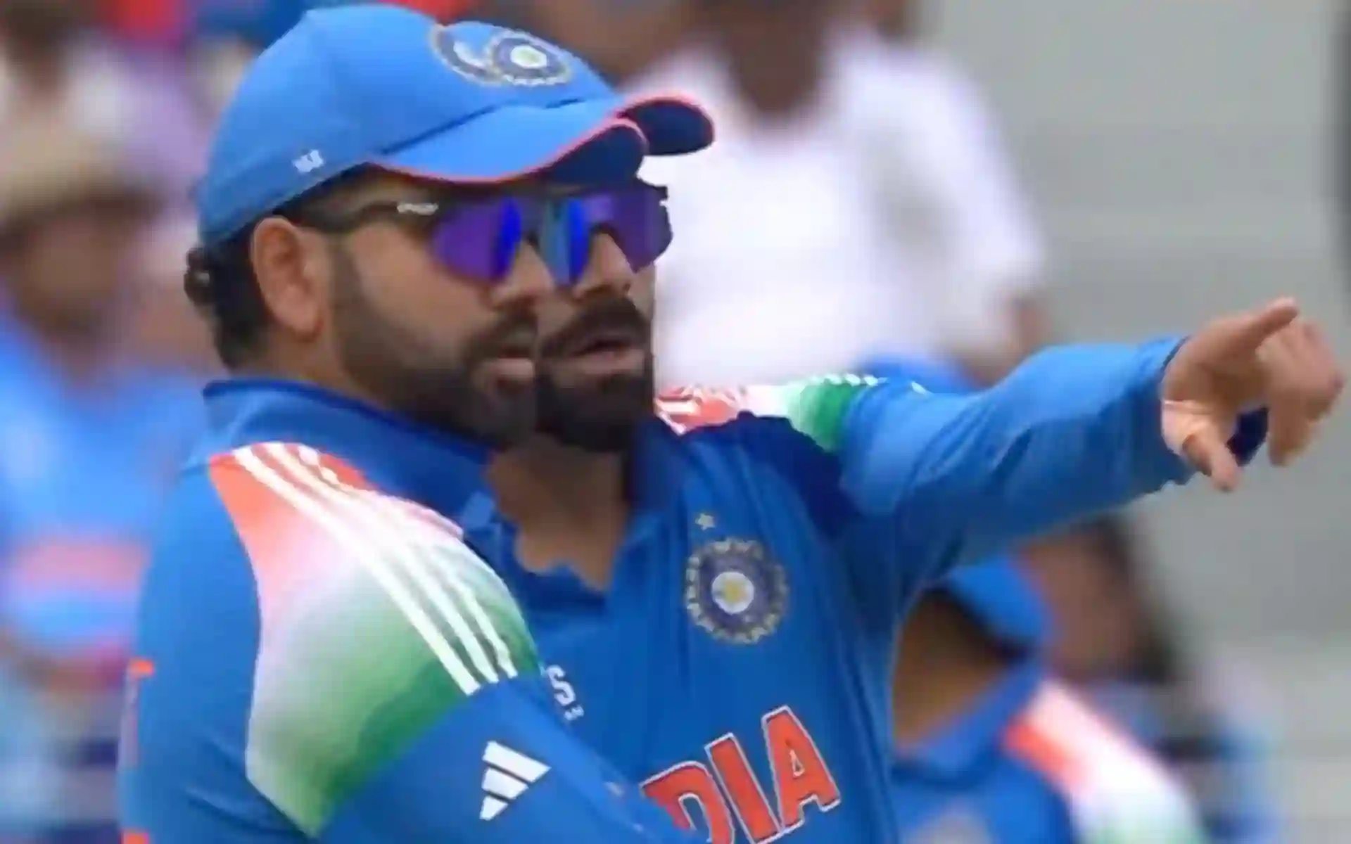 Virat Kohli giving tips to Rohit Sharma (Source@kollytard/X.com)