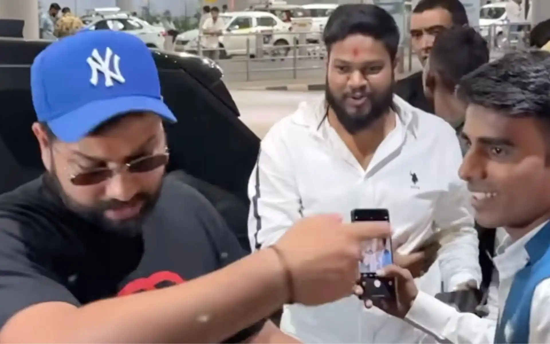 Rohit Sharma at Mumbai Airport (Source:@viralbhyani/Instagram)