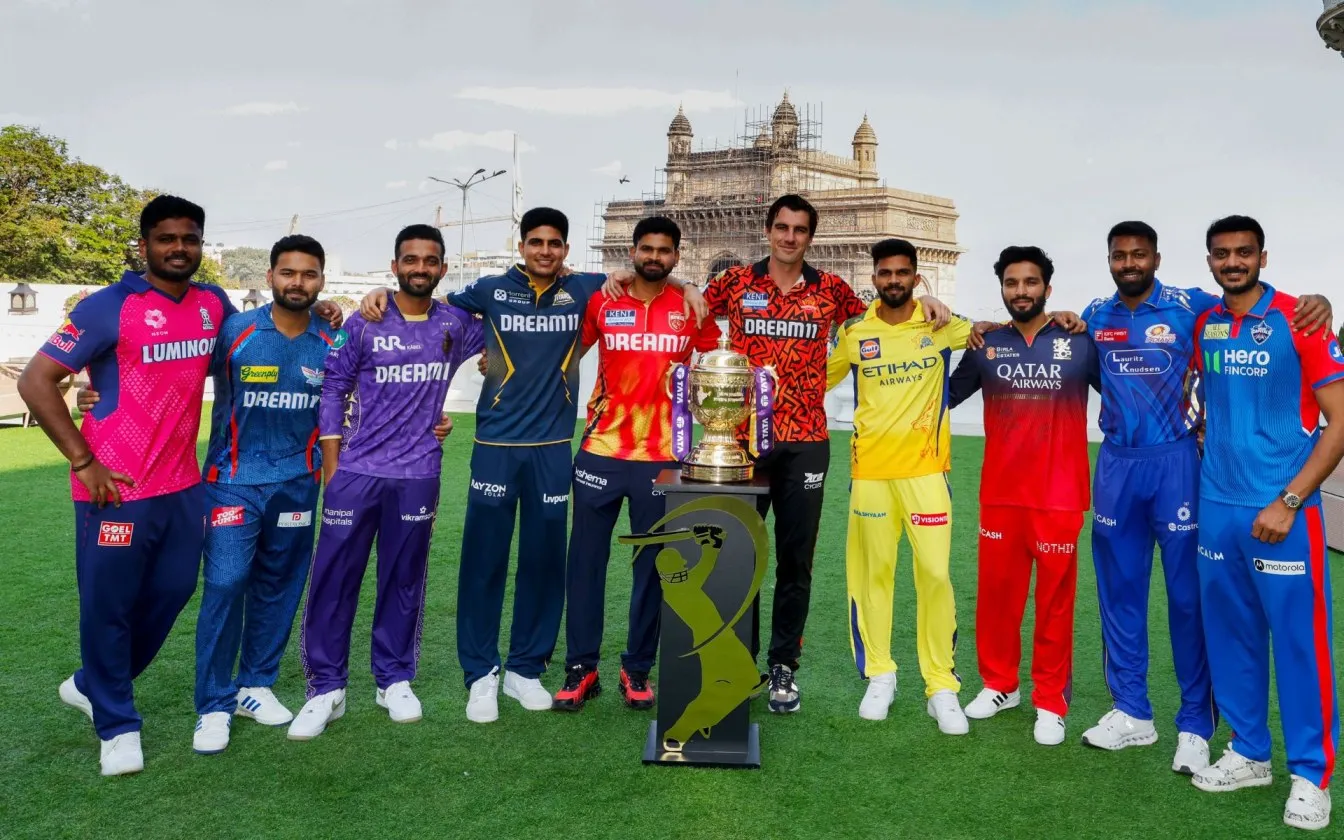IPL captains pose with trophy ahead of 2025 season [Source: @IPL/X.com]