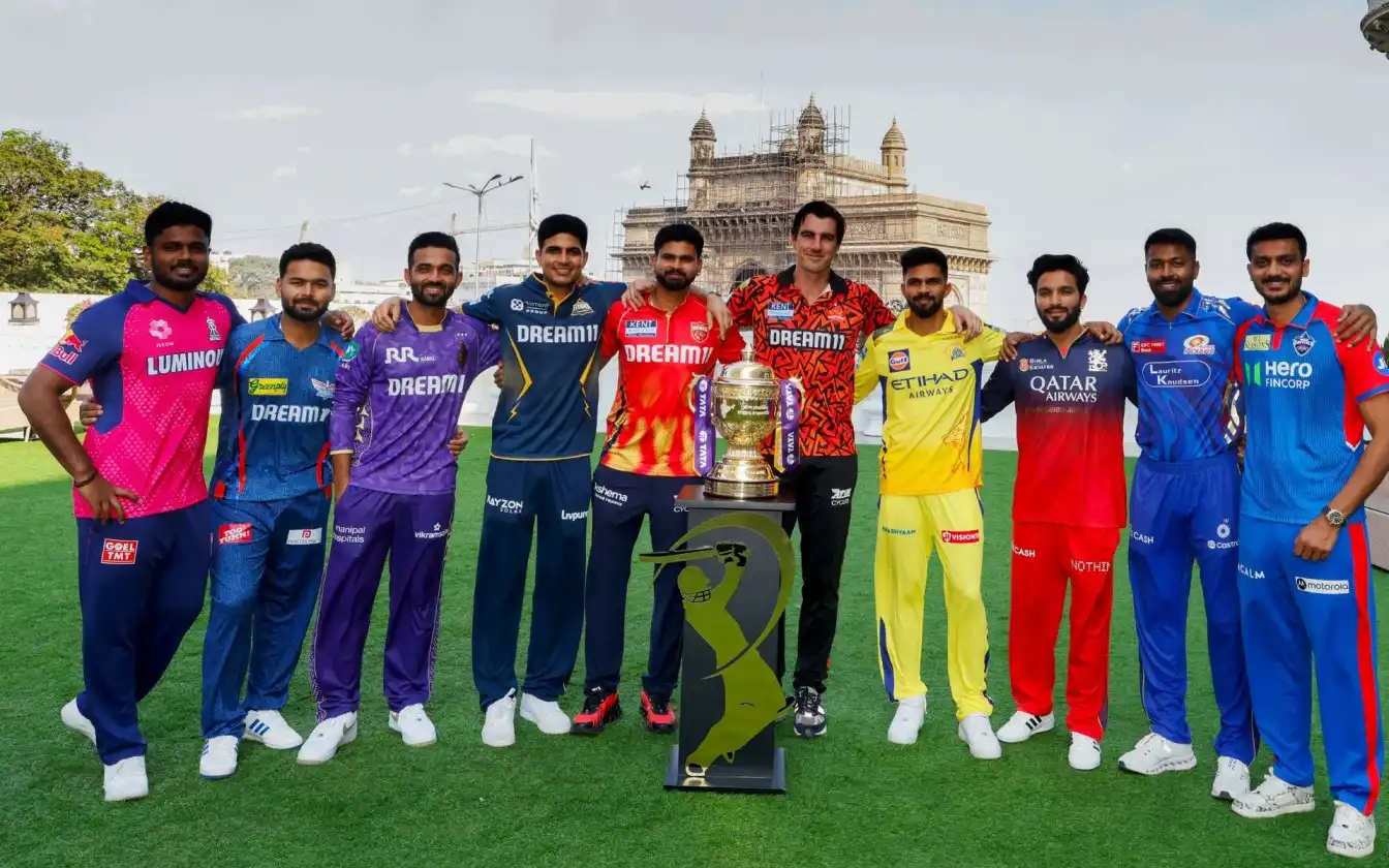IPL captains pose with trophy ahead of 2025 season [Source: @IPL/X.com]