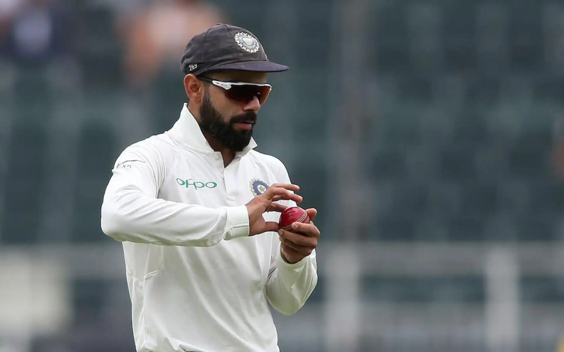Virat Kohli applying saliva to the ball [Source: @mufaddal_vohra/x]