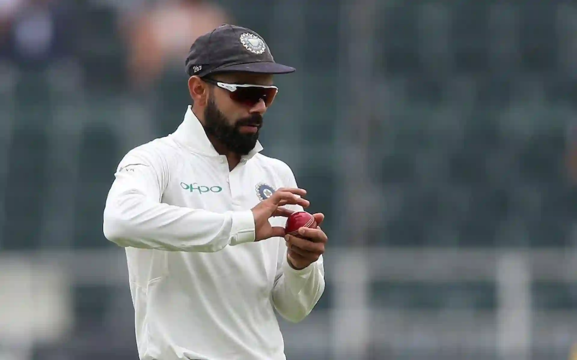 Virat Kohli applying saliva to the ball [Source: @mufaddal_vohra/x]