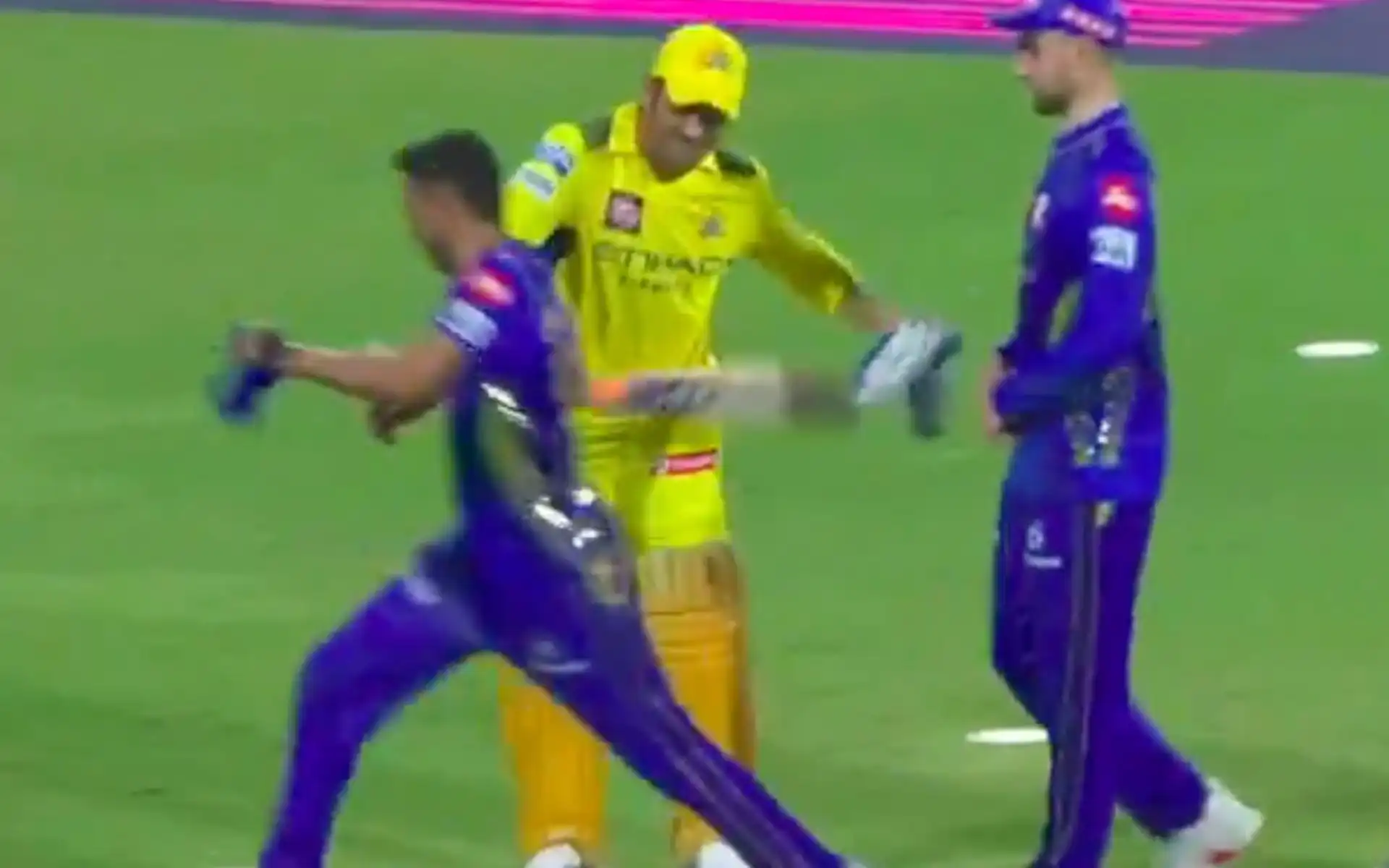 MS Dhoni beating Deepak Chahar (Source:@LetsX0tt/X.com)