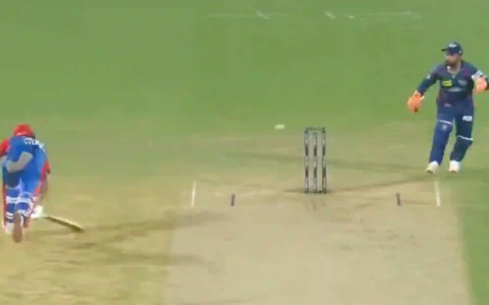 Rishabh Pant trying to run-out Tristan Stubbs (Source:@kuchnahi1269083/X.com)