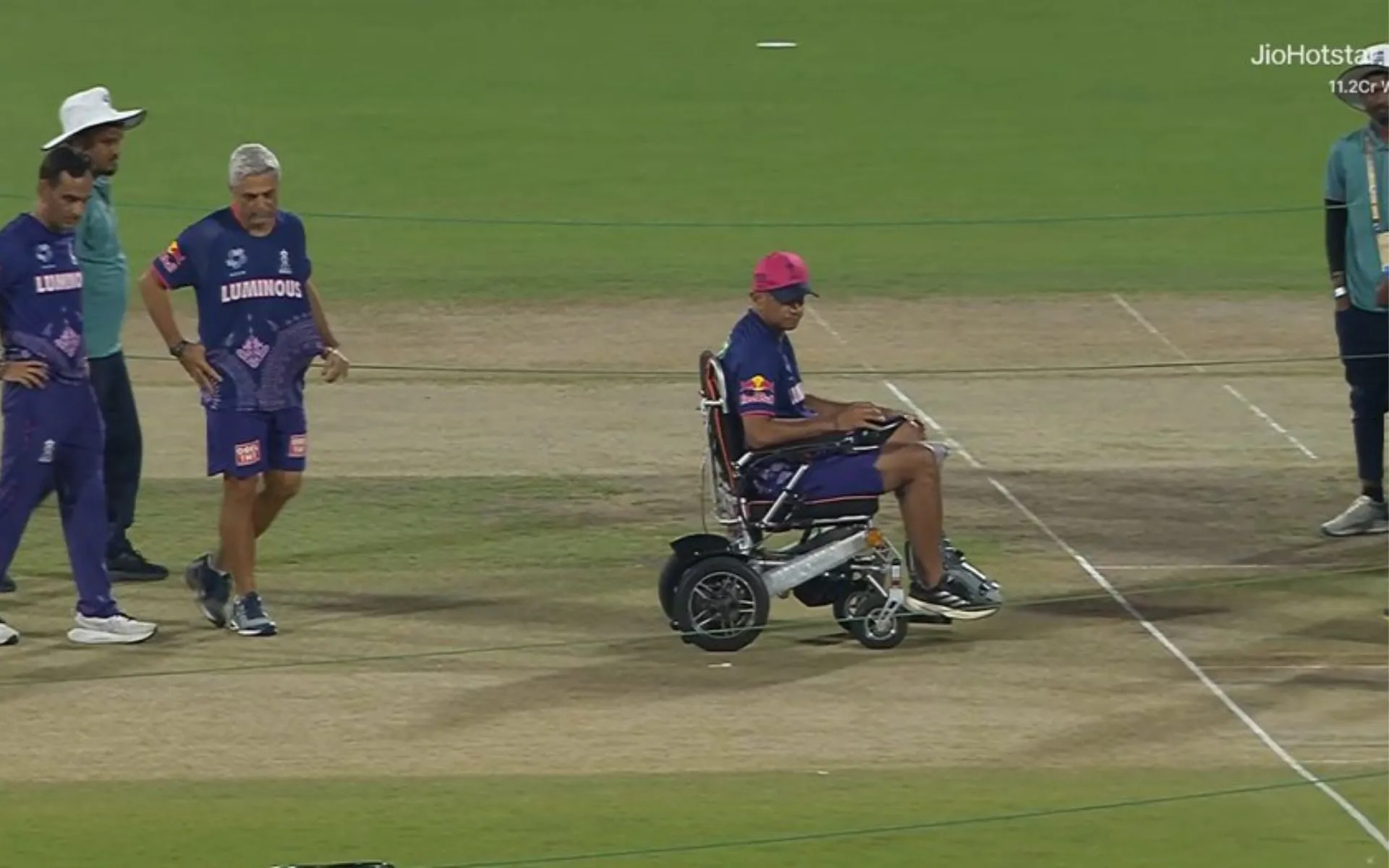 Rahul Dravid spotted on wheelchair [Source: @mufaddal_vohra/X.com]
