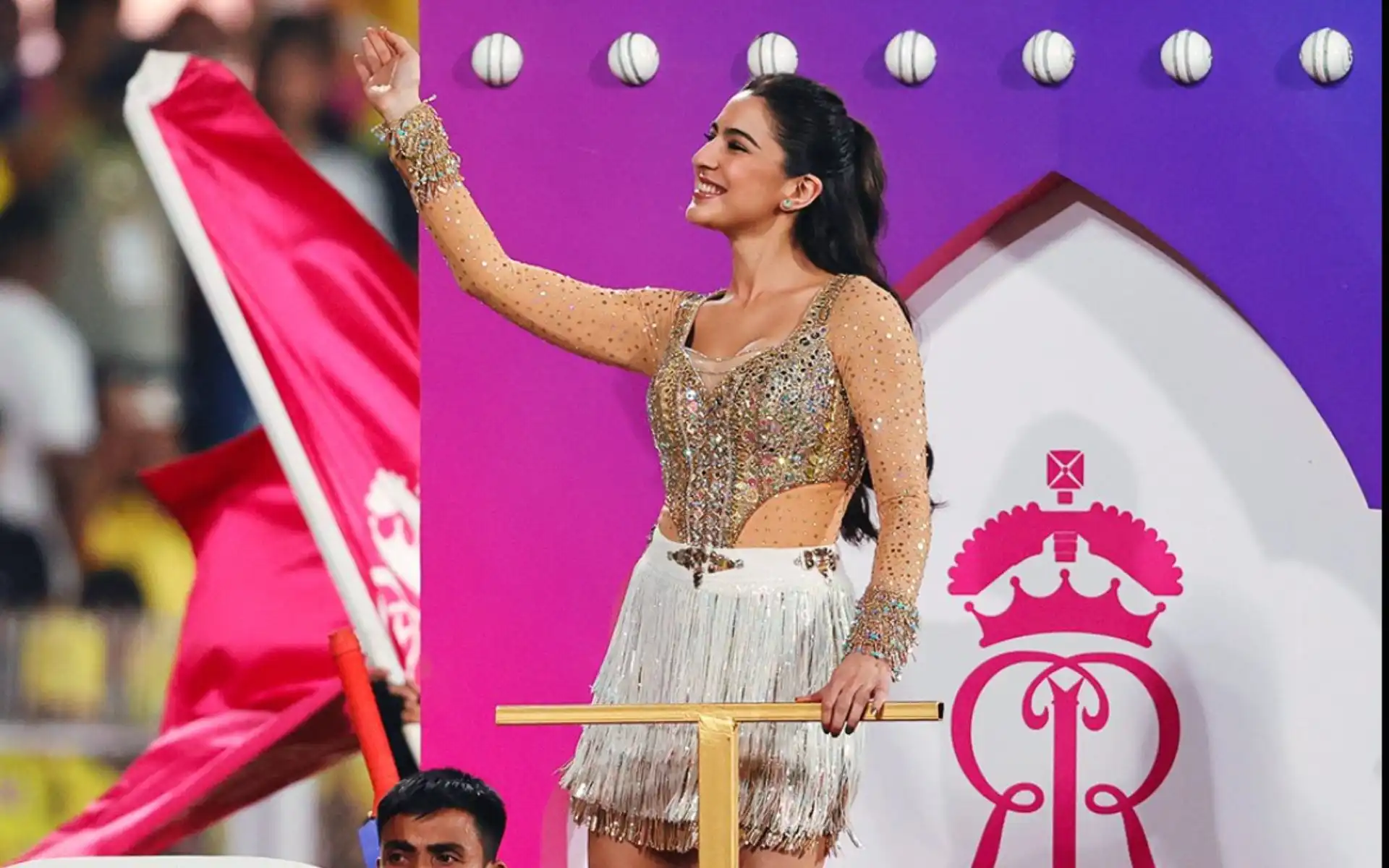 Sara Ali Khan sizzling performance [Source: @ImTanujSingh/X.com]
