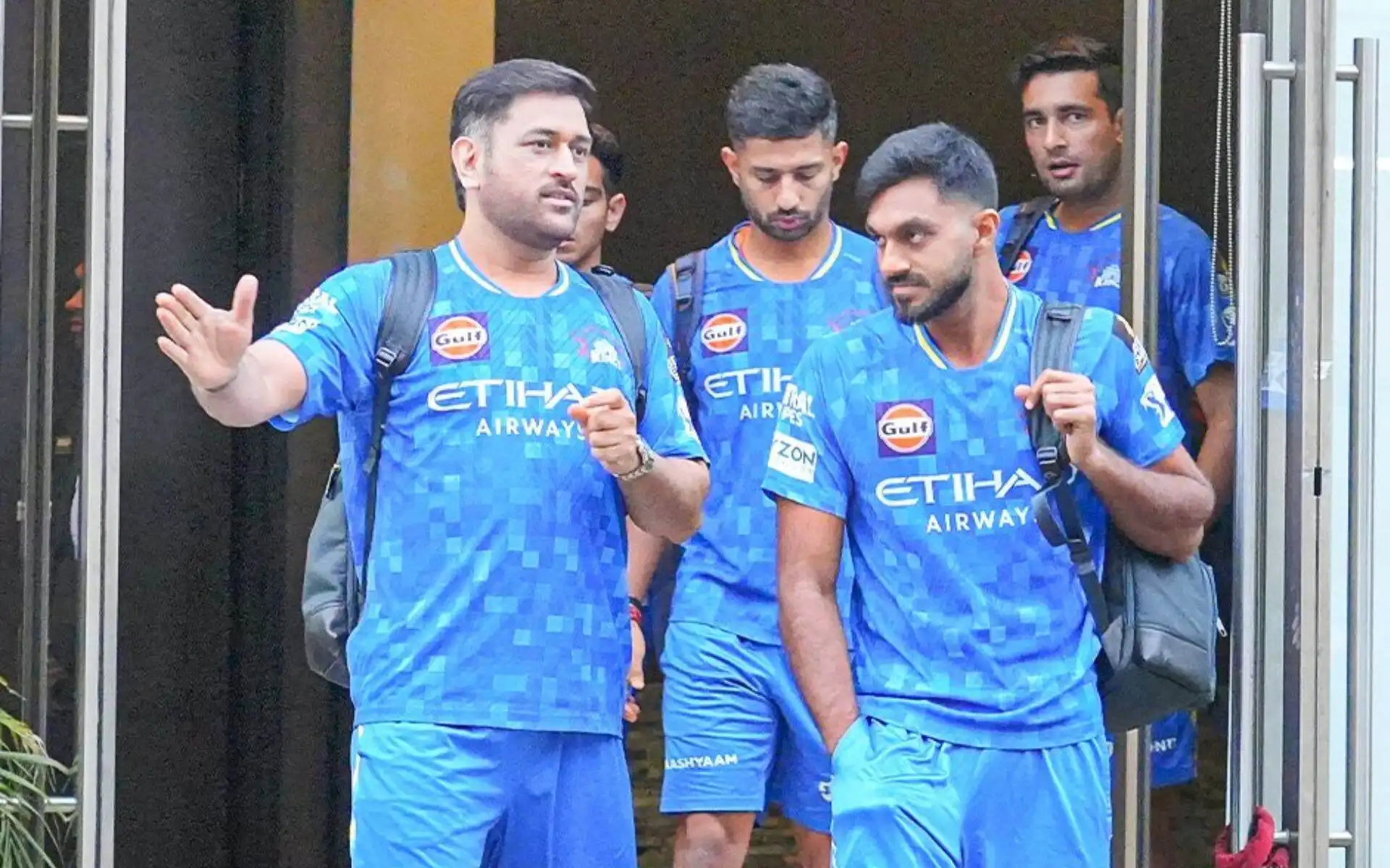 MS Dhoni and Vijay Shankar chat. [Source: @ChennaiIPL/X]