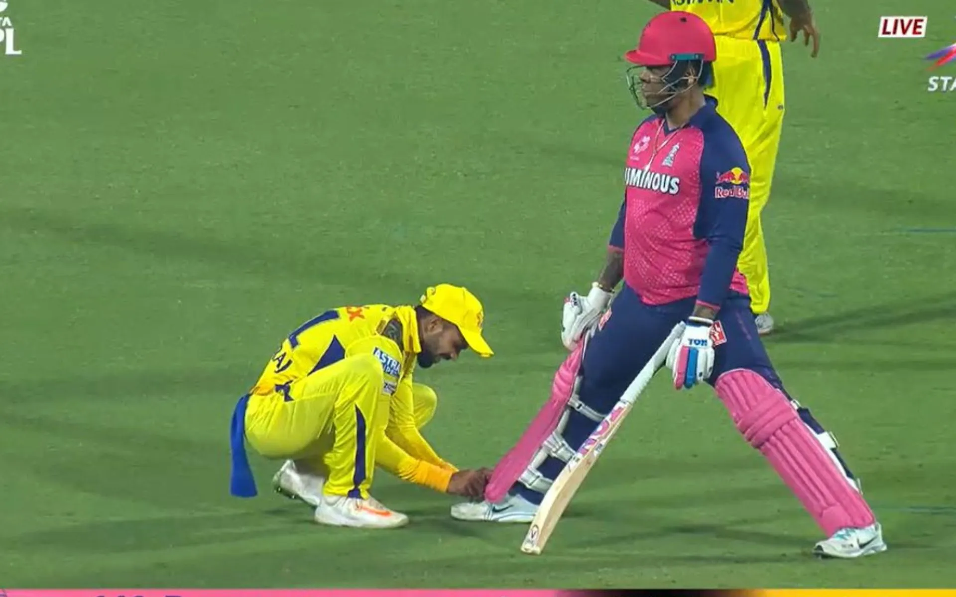 Ruturaj Gaikwad tying the shoelaces of Shimron Hetmyer [Source: @CricCrazyJohns/x.com]