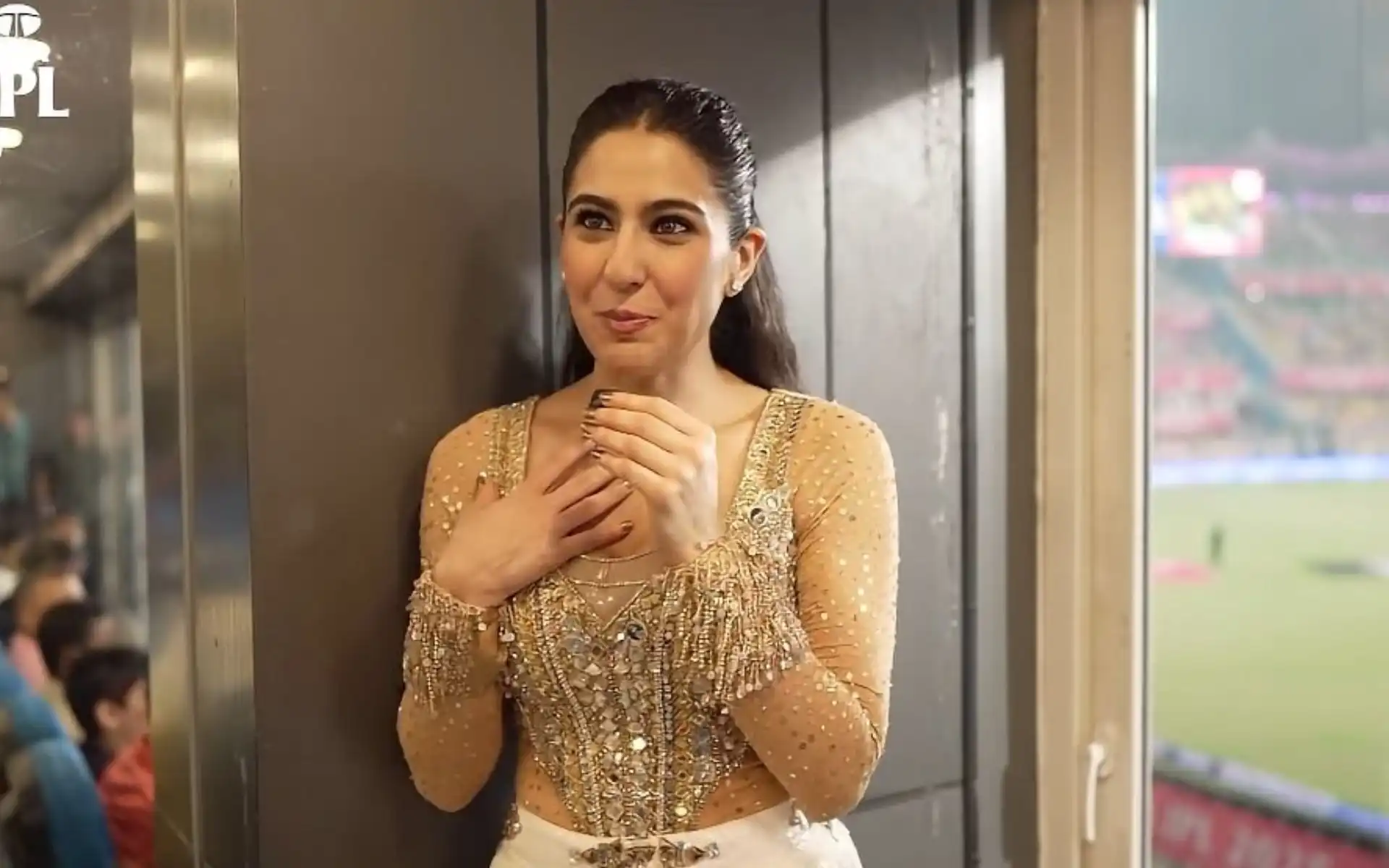 Sara Ali Khan reveals her favourite team and player [Source: @CricCrazyJohns/X.com]