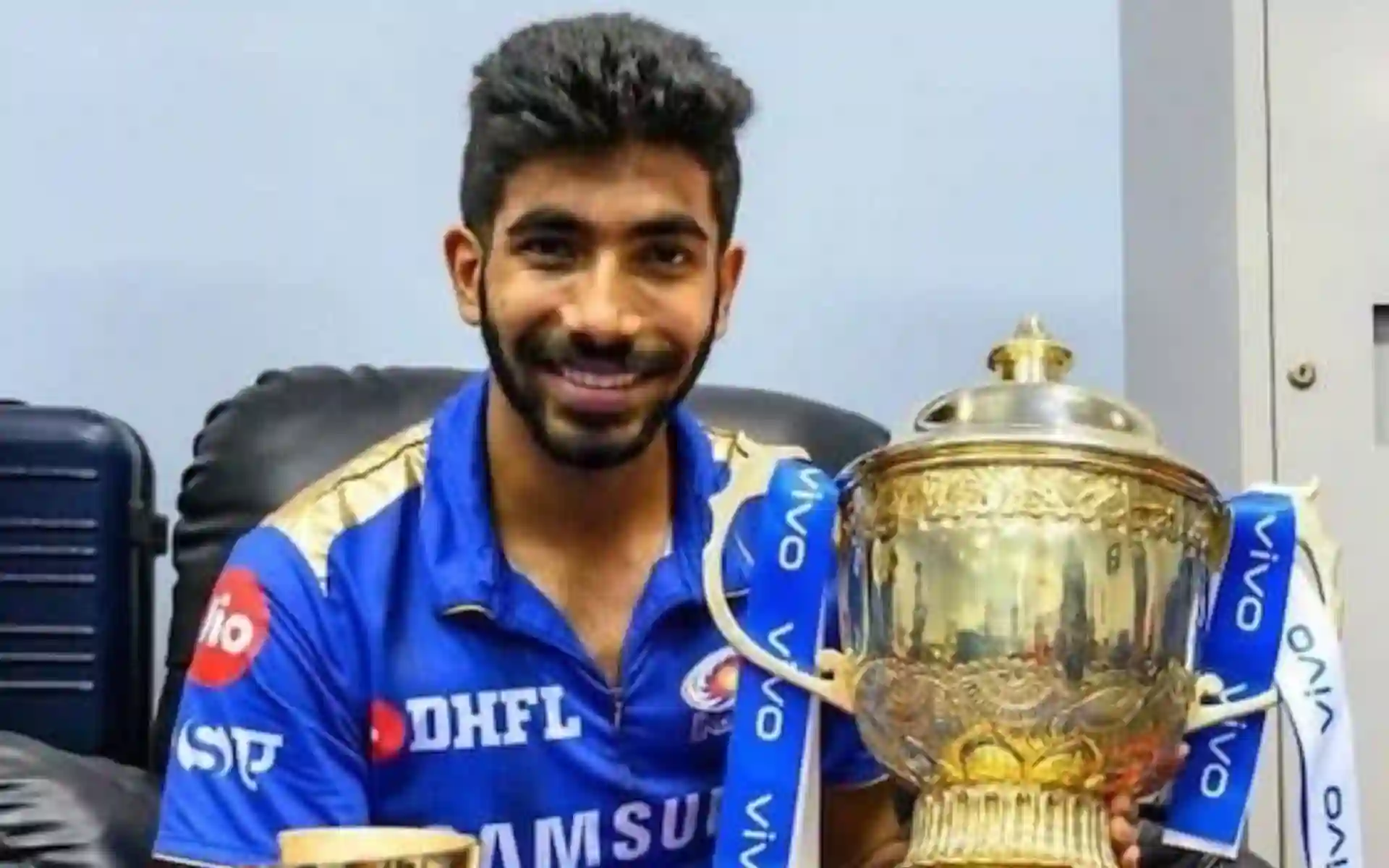 Jasprit Bumrah with IPL 2019 trophy [Source: @CricketTimesHQ/x.com[